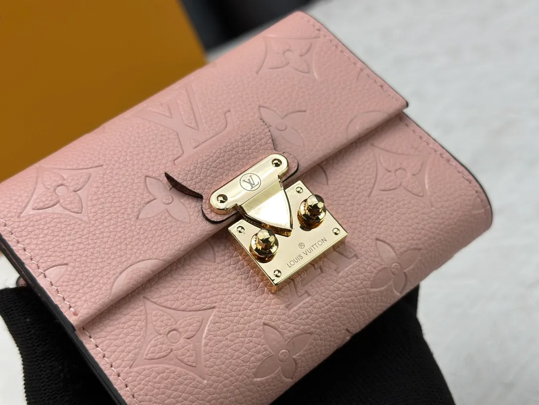 P160, Wallet [Metis Short Wallet-] M80880 Black (Embossed) Inheriting the inspiration of the Métis leather goods series, the soft Monogram Empreinte leather is embossed with the classic Monogram pattern. The pocket S-lock lock secures the flap, continuing the classic Louis Vuitton hard case elements. The elegant construction offers ample interior space, including a zipped accordion coin pocket, patch pockets and card slots.  Dimensions: 11.5 x 8.5 x 4.0 cm