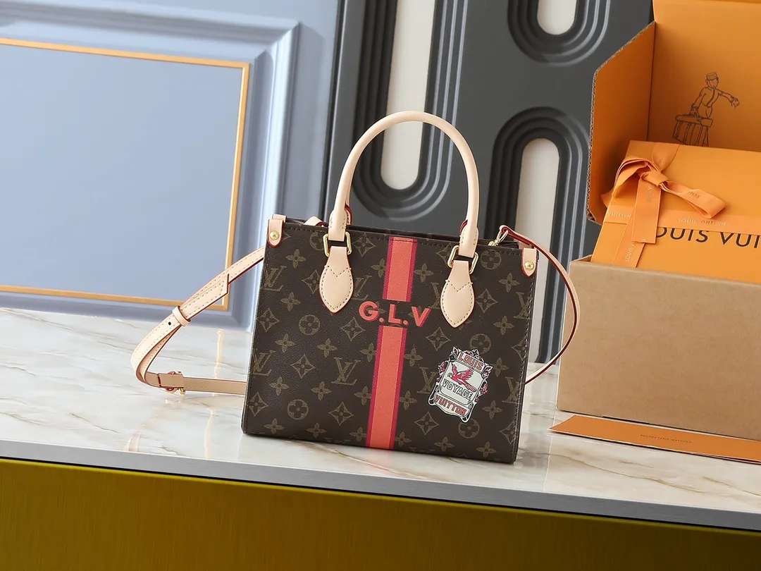 💰240💰Upgraded from the original P3716 P3720 P3764 M46373 M44571 This Mon Monogram series injects individuality and ingenuity into Monogram canvas, renewing the classic style of the OnTheGo small handbag. Add patches, stripes and exclusive lettering to create a fun and unique option. Toron leather handles and adjustable leather shoulder strap allow for a variety of carrying options. Dimensions: 25.0 x 19.0 x 11.5 cm (length x height x width)