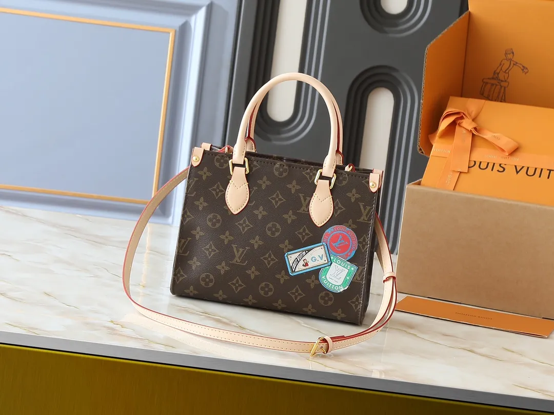💰240💰Upgraded from the original P3716 P3720 P3764 M46373 M44571 This Mon Monogram series injects individuality and ingenuity into Monogram canvas, renewing the classic style of the OnTheGo small handbag. Add patches, stripes and exclusive lettering to create a fun and unique option. Toron leather handles and adjustable leather shoulder strap allow for a variety of carrying options. Dimensions: 25.0 x 19.0 x 11.5 cm (length x height x width)