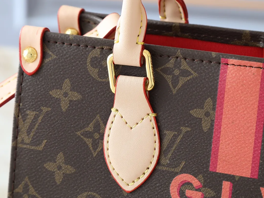 💰240💰Upgraded from the original P3716 P3720 P3764 M46373 M44571 This Mon Monogram series injects individuality and ingenuity into Monogram canvas, renewing the classic style of the OnTheGo small handbag. Add patches, stripes and exclusive lettering to create a fun and unique option. Toron leather handles and adjustable leather shoulder strap allow for a variety of carrying options. Dimensions: 25.0 x 19.0 x 11.5 cm (length x height x width)
