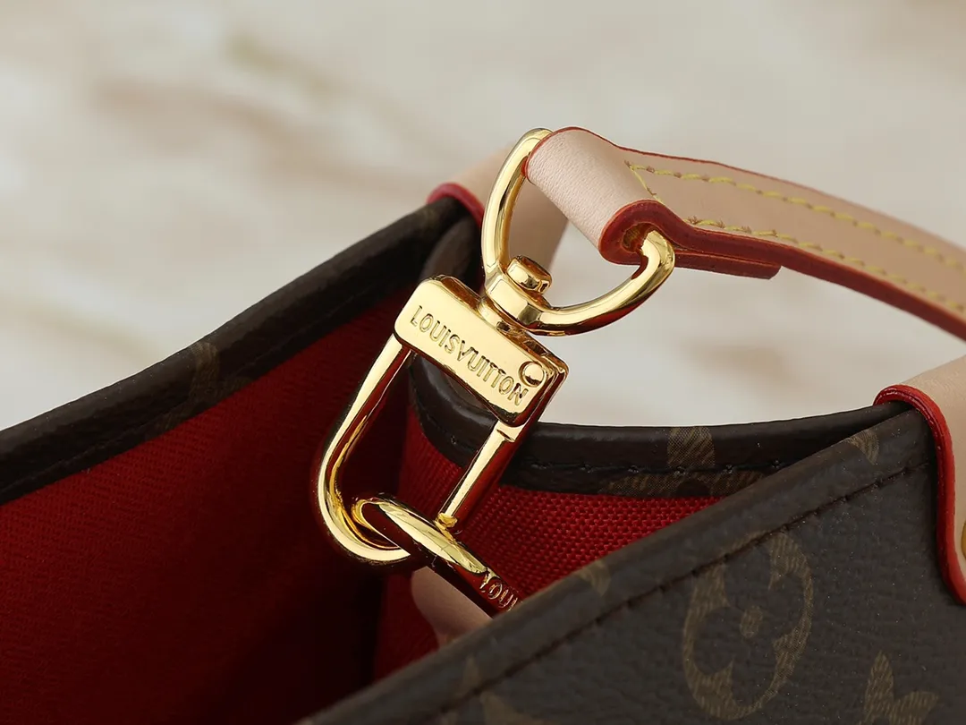 💰240💰Upgraded from the original P3716 P3720 P3764 M46373 M44571 This Mon Monogram series injects individuality and ingenuity into Monogram canvas, renewing the classic style of the OnTheGo small handbag. Add patches, stripes and exclusive lettering to create a fun and unique option. Toron leather handles and adjustable leather shoulder strap allow for a variety of carrying options. Dimensions: 25.0 x 19.0 x 11.5 cm (length x height x width)