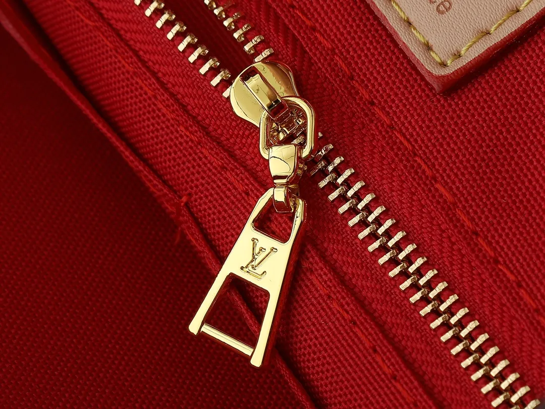 💰240💰Upgraded from the original P3716 P3720 P3764 M46373 M44571 This Mon Monogram series injects individuality and ingenuity into Monogram canvas, renewing the classic style of the OnTheGo small handbag. Add patches, stripes and exclusive lettering to create a fun and unique option. Toron leather handles and adjustable leather shoulder strap allow for a variety of carrying options. Dimensions: 25.0 x 19.0 x 11.5 cm (length x height x width)