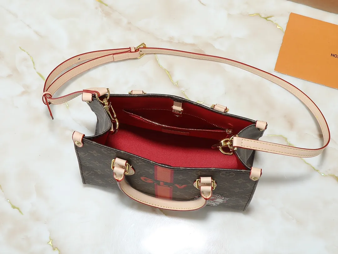 💰240💰Upgraded from the original P3716 P3720 P3764 M46373 M44571 This Mon Monogram series injects individuality and ingenuity into Monogram canvas, renewing the classic style of the OnTheGo small handbag. Add patches, stripes and exclusive lettering to create a fun and unique option. Toron leather handles and adjustable leather shoulder strap allow for a variety of carrying options. Dimensions: 25.0 x 19.0 x 11.5 cm (length x height x width)