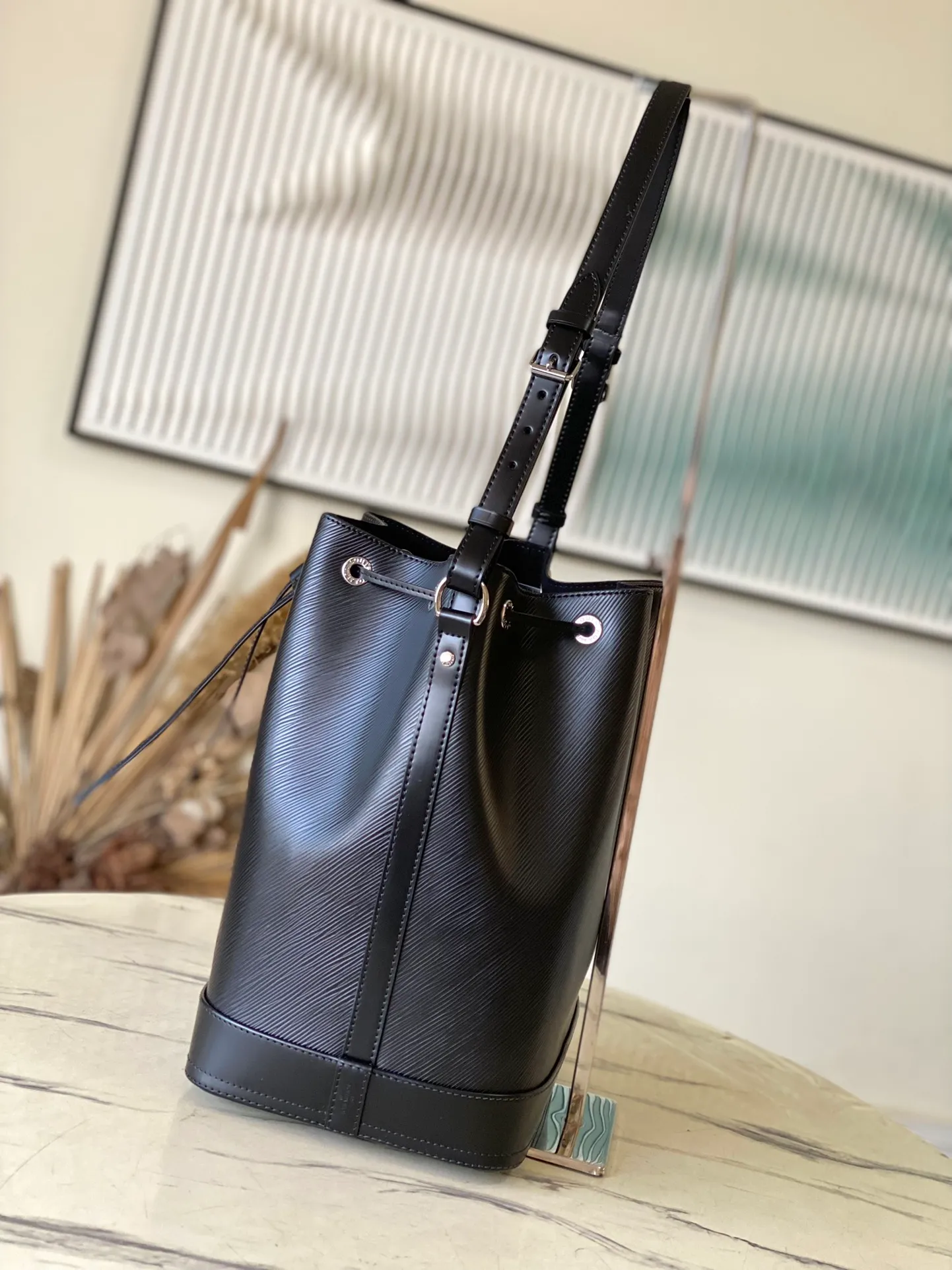 💰1560 (top layer leather) top original order M24932 black This Noé MM bucket bag from the Nautical series is reinterpreted in soft Epi calfskin to create a retro-style Noé bag style. Epi calfskin will become smoother over time while maintaining its original beauty. The bag is equipped with a detachable small storage bag, which can safely store valuables. Dimensions: 27 x 33 x 20 cm (length x height x width)