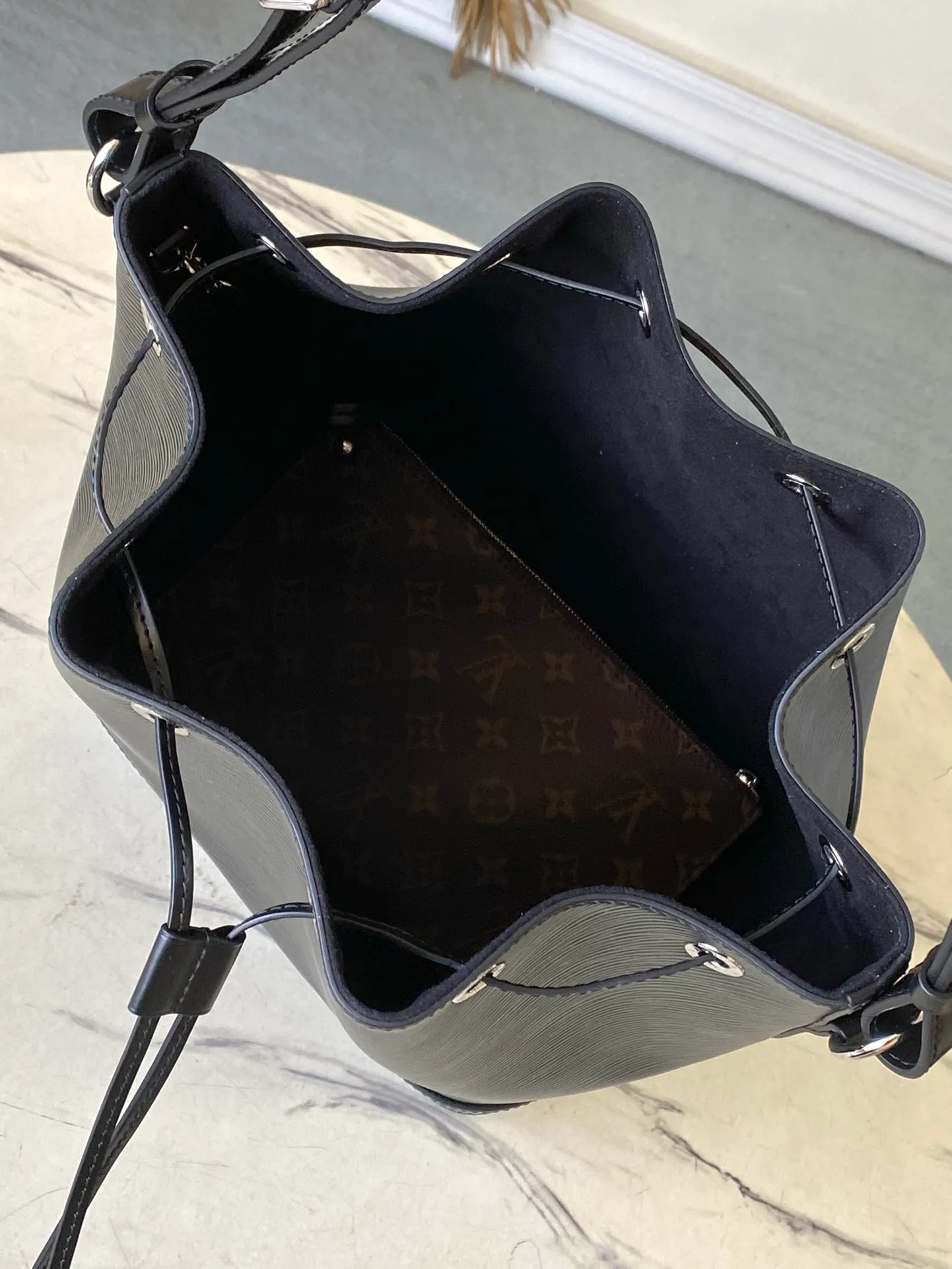 💰1560 (top layer leather) top original order M24932 black This Noé MM bucket bag from the Nautical series is reinterpreted in soft Epi calfskin to create a retro-style Noé bag style. Epi calfskin will become smoother over time while maintaining its original beauty. The bag is equipped with a detachable small storage bag, which can safely store valuables. Dimensions: 27 x 33 x 20 cm (length x height x width)