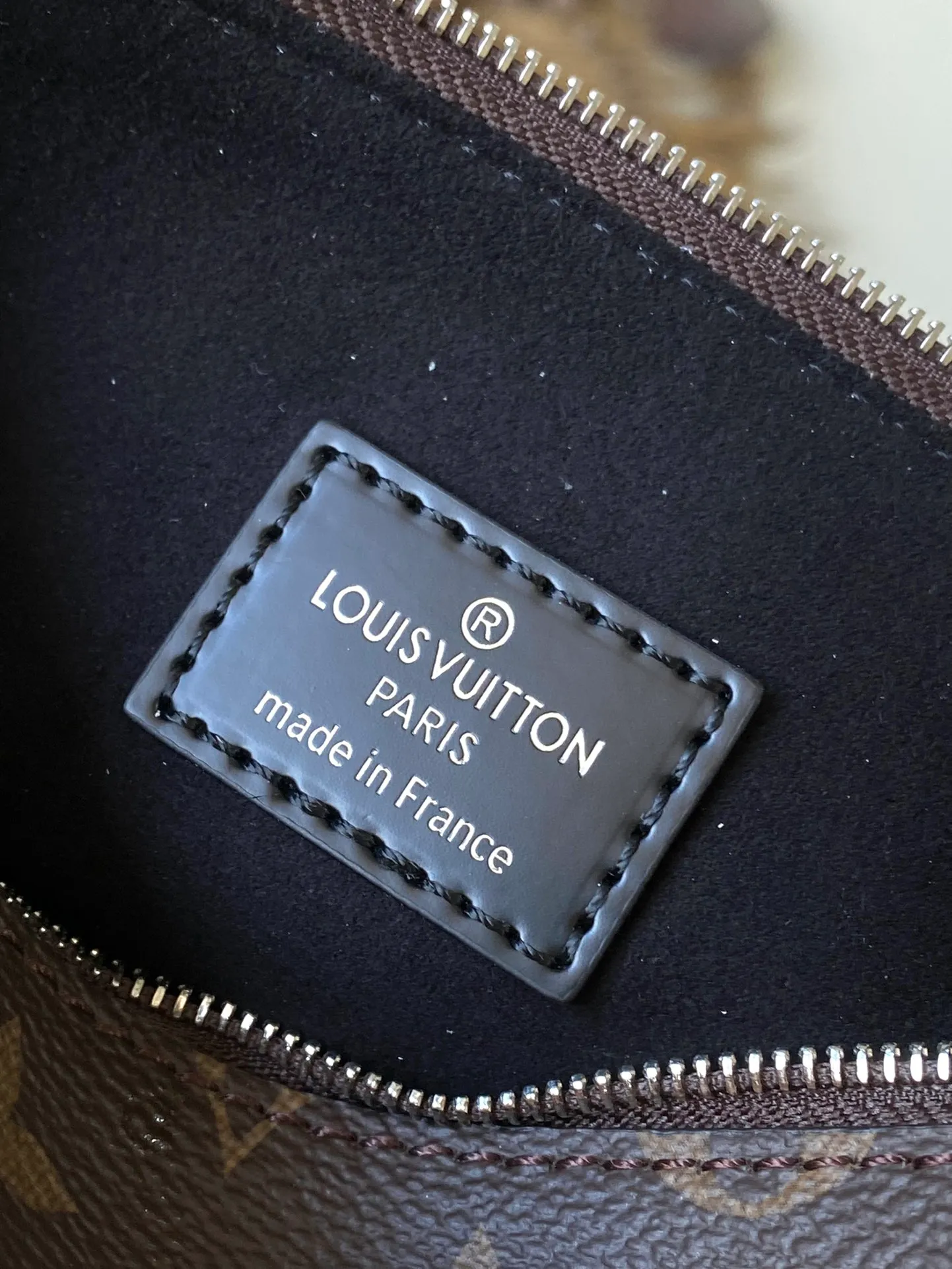 💰1560 (top layer leather) top original order M24932 black This Noé MM bucket bag from the Nautical series is reinterpreted in soft Epi calfskin to create a retro-style Noé bag style. Epi calfskin will become smoother over time while maintaining its original beauty. The bag is equipped with a detachable small storage bag, which can safely store valuables. Dimensions: 27 x 33 x 20 cm (length x height x width)