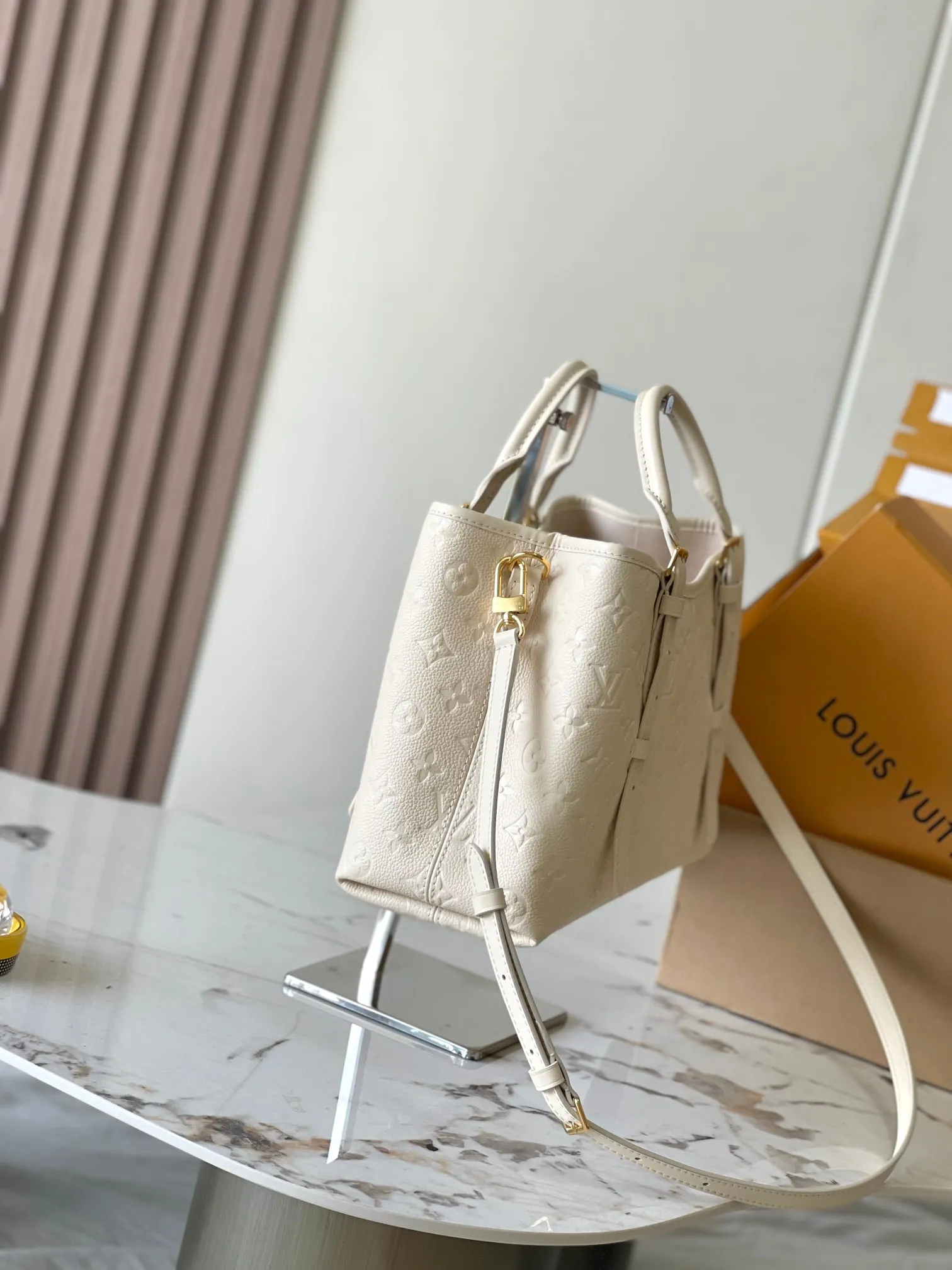 💰2600 [Special grade MB chip version original leather] This Babylone Tote handbag is traceable to the Paris Babylone trend community, model: M11394 white dynamic chip version Material: A-grade all-steel hardware, imported original fabric Packaging: full set of original duty-free MB packaging Size: 31*21.5*13CM