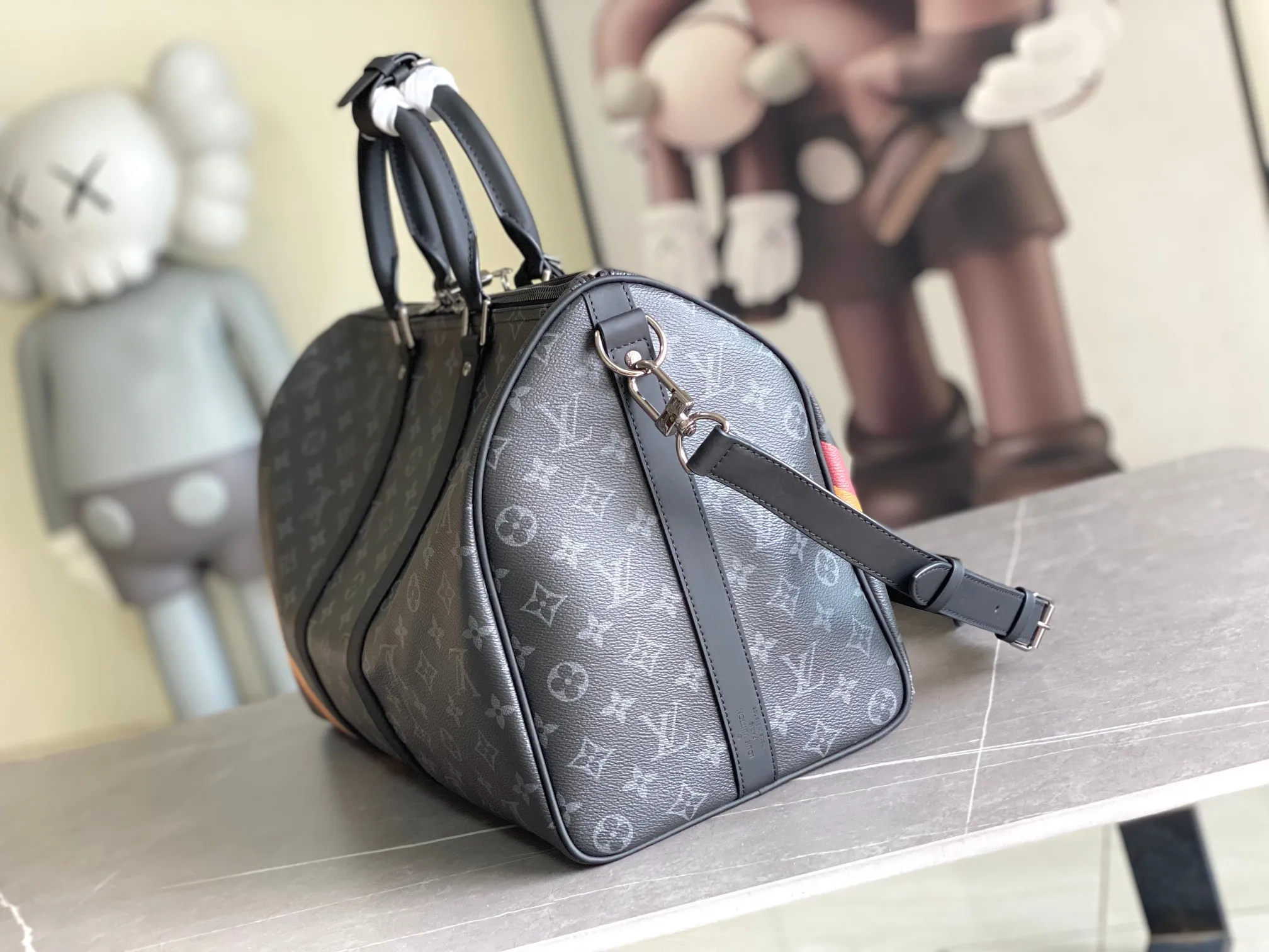 💰1220 Top Original Order 01949 Rose Red.13808 Red This Keepall Bandoulière 45 travel bag is made of Monogram Giant coated canvas with Monogram Reverse trim, paying tribute to the brand's iconic pattern. Luxurious fabric lining with zippered interior pocket, removable and adjustable leather shoulder strap and top handle allow for a variety of carrying options. Size: 45x27x20cm