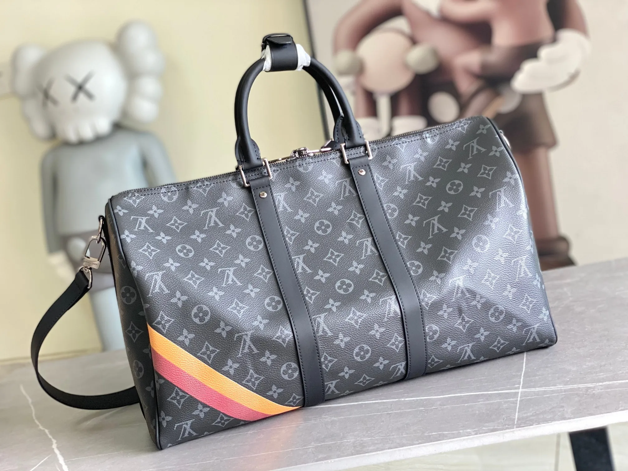 💰1220 Top Original Order 01949 Rose Red.13808 Red This Keepall Bandoulière 45 travel bag is made of Monogram Giant coated canvas with Monogram Reverse trim, paying tribute to the brand's iconic pattern. Luxurious fabric lining with zippered interior pocket, removable and adjustable leather shoulder strap and top handle allow for a variety of carrying options. Size: 45x27x20cm