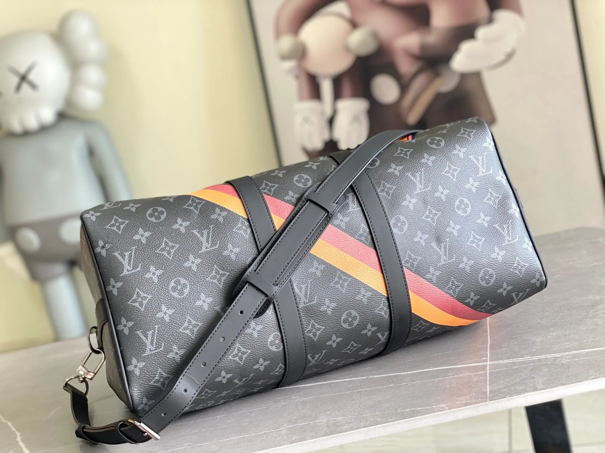 💰1220 Top Original Order 01949 Rose Red.13808 Red This Keepall Bandoulière 45 travel bag is made of Monogram Giant coated canvas with Monogram Reverse trim, paying tribute to the brand's iconic pattern. Luxurious fabric lining with zippered interior pocket, removable and adjustable leather shoulder strap and top handle allow for a variety of carrying options. Size: 45x27x20cm