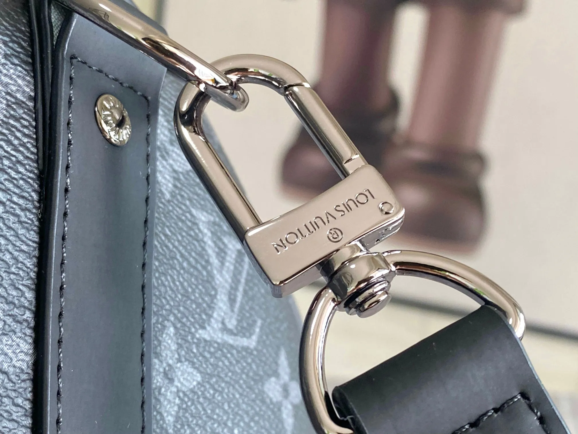 💰1220 Top Original Order 01949 Rose Red.13808 Red This Keepall Bandoulière 45 travel bag is made of Monogram Giant coated canvas with Monogram Reverse trim, paying tribute to the brand's iconic pattern. Luxurious fabric lining with zippered interior pocket, removable and adjustable leather shoulder strap and top handle allow for a variety of carrying options. Size: 45x27x20cm