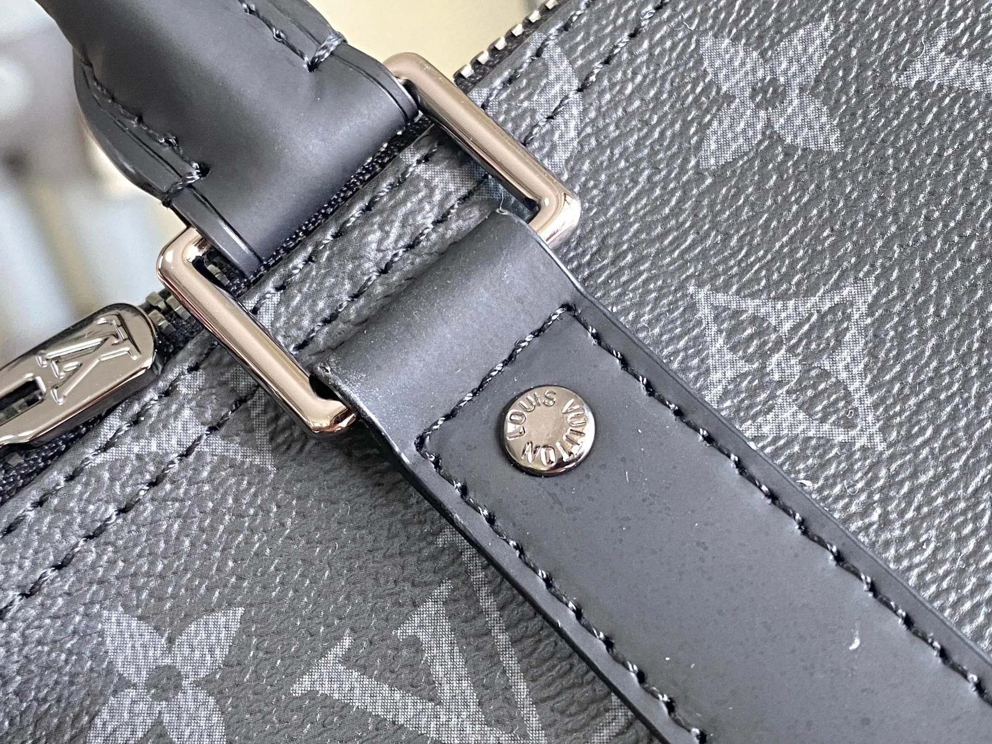 💰1220 Top Original Order 01949 Rose Red.13808 Red This Keepall Bandoulière 45 travel bag is made of Monogram Giant coated canvas with Monogram Reverse trim, paying tribute to the brand's iconic pattern. Luxurious fabric lining with zippered interior pocket, removable and adjustable leather shoulder strap and top handle allow for a variety of carrying options. Size: 45x27x20cm