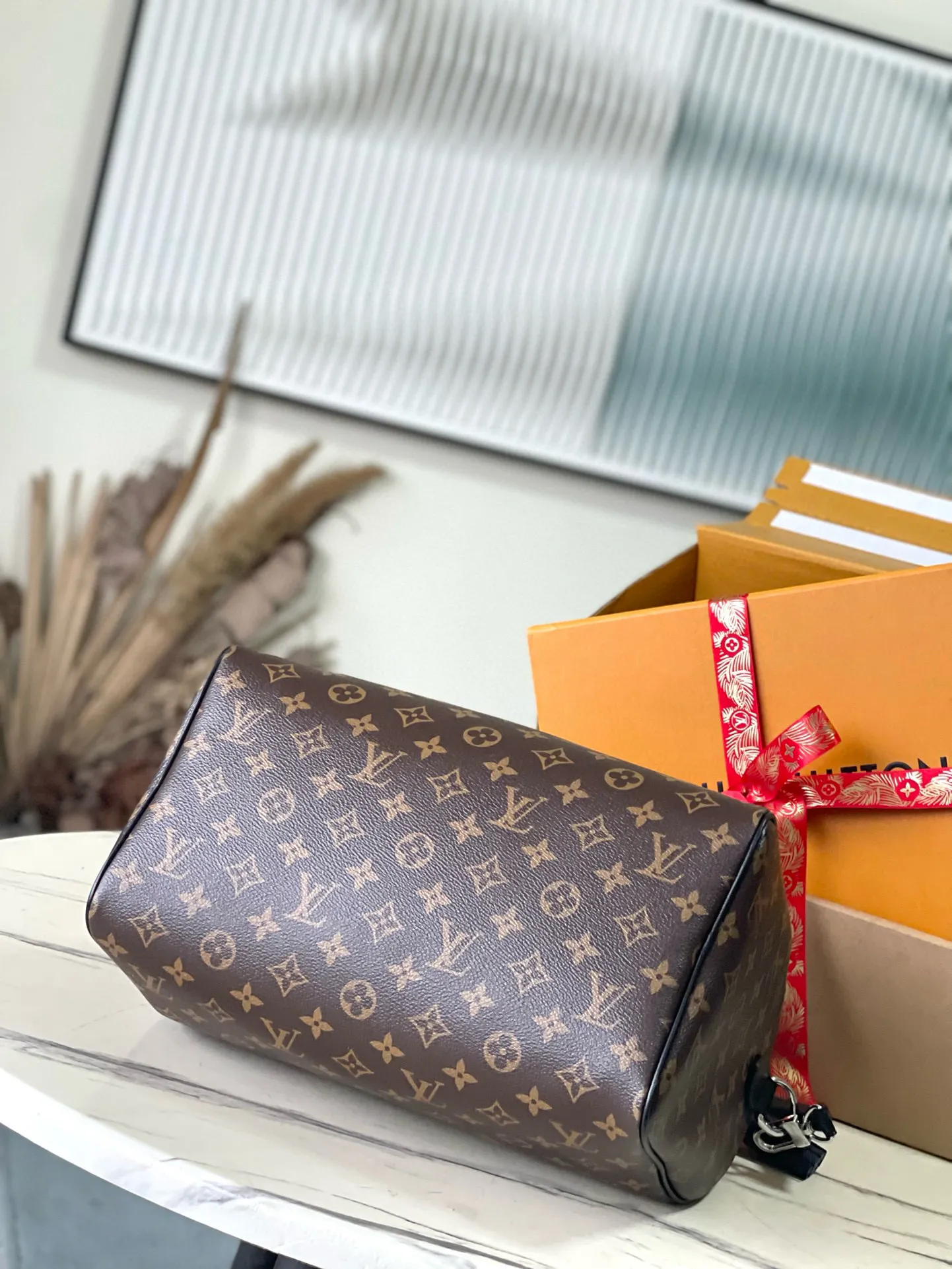 💰1100 Top-quality original M12243 presbyopic black leather Speedy Soft 30 Dark handbag becomes a good travel companion with its eye-catching style. The Monogram coated canvas bag is trimmed with leather and has a Gothic-style chain. Its generous structure has a zipped pocket inside to keep your passport and other important items safe. The nameplate and tassels add to the intricate details, and the Toron handle adds a fresh touch. 21 x 17 x 30 cm (height x width x length)