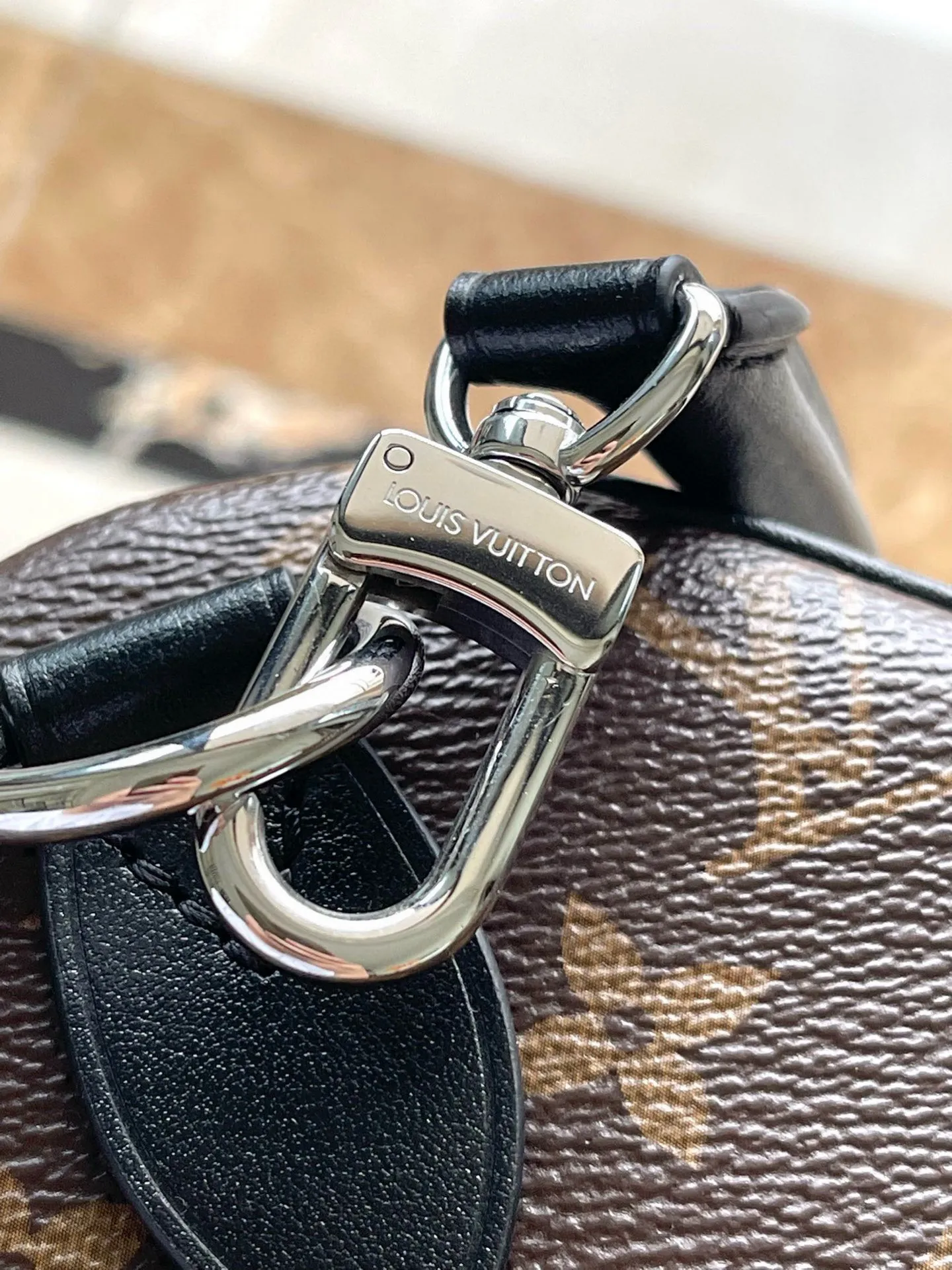 💰1100 Top-quality original M12243 presbyopic black leather Speedy Soft 30 Dark handbag becomes a good travel companion with its eye-catching style. The Monogram coated canvas bag is trimmed with leather and has a Gothic-style chain. Its generous structure has a zipped pocket inside to keep your passport and other important items safe. The nameplate and tassels add to the intricate details, and the Toron handle adds a fresh touch. 21 x 17 x 30 cm (height x width x length)