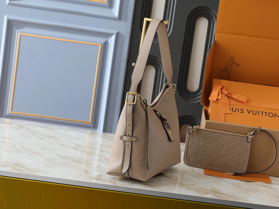 💰240💰Upgraded from the original M24141 M46288 M46293 M46277 M46298 M46203 CarryAll small handbag is made of Mono gram Empreinte embossed leather. It has a generous structure and a neat inner layer. The large inner bag adds functional elements. Comes with a Monogram embossed zipper clutch secured by a leather strap. A personal companion for urban life. Dimensions 29 x 24 x 12 cm (length x height x width)