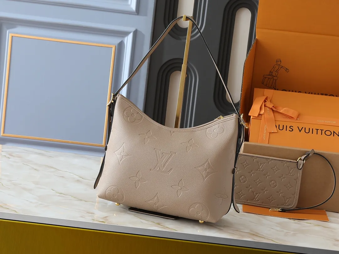 💰240💰Upgraded from the original M24141 M46288 M46293 M46277 M46298 M46203 CarryAll small handbag is made of Mono gram Empreinte embossed leather. It has a generous structure and a neat inner layer. The large inner bag adds functional elements. Comes with a Monogram embossed zipper clutch secured by a leather strap. A personal companion for urban life. Dimensions 29 x 24 x 12 cm (length x height x width)