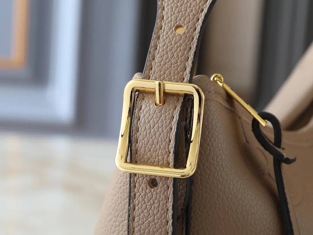 💰240💰Upgraded from the original M24141 M46288 M46293 M46277 M46298 M46203 CarryAll small handbag is made of Mono gram Empreinte embossed leather. It has a generous structure and a neat inner layer. The large inner bag adds functional elements. Comes with a Monogram embossed zipper clutch secured by a leather strap. A personal companion for urban life. Dimensions 29 x 24 x 12 cm (length x height x width)