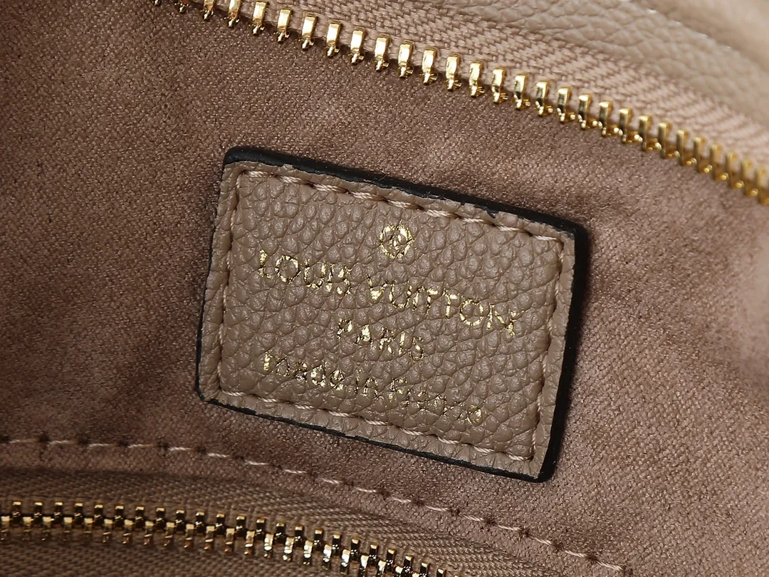 💰240💰Upgraded from the original M24141 M46288 M46293 M46277 M46298 M46203 CarryAll small handbag is made of Mono gram Empreinte embossed leather. It has a generous structure and a neat inner layer. The large inner bag adds functional elements. Comes with a Monogram embossed zipper clutch secured by a leather strap. A personal companion for urban life. Dimensions 29 x 24 x 12 cm (length x height x width)