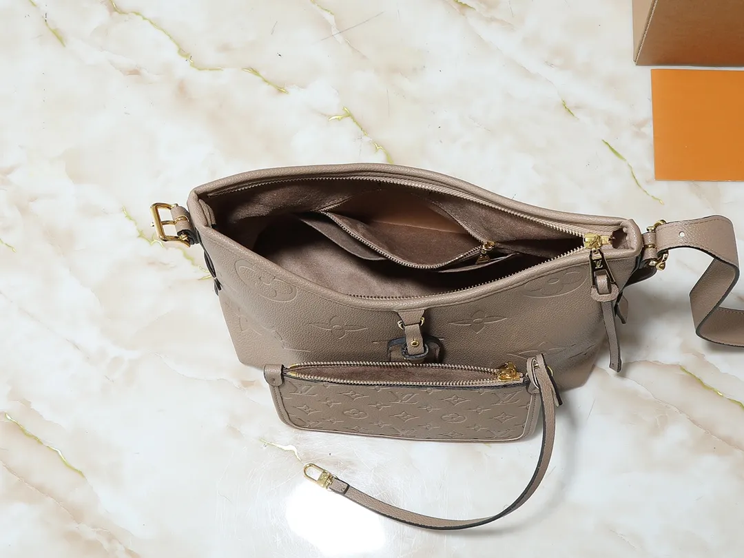💰240💰Upgraded from the original M24141 M46288 M46293 M46277 M46298 M46203 CarryAll small handbag is made of Mono gram Empreinte embossed leather. It has a generous structure and a neat inner layer. The large inner bag adds functional elements. Comes with a Monogram embossed zipper clutch secured by a leather strap. A personal companion for urban life. Dimensions 29 x 24 x 12 cm (length x height x width)