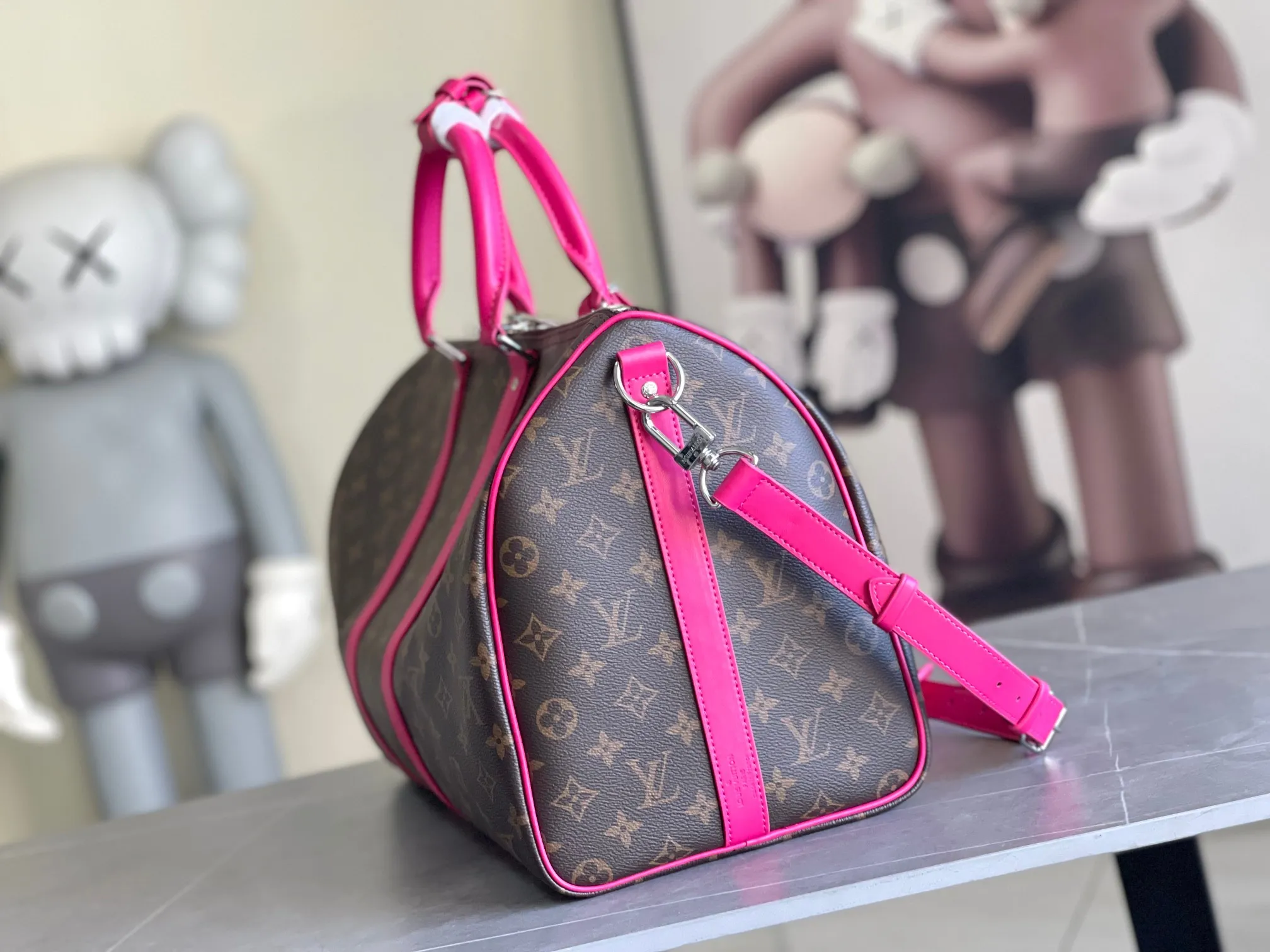 💰1100 Top Original M13807 Rose Red.13808 Red This Keepall Bandoulière 45 travel bag is made of Monogram Giant coated canvas with Monogram Reverse trim, paying tribute to the brand's iconic pattern. Luxurious fabric lining with zippered interior pocket, removable and adjustable leather shoulder strap and top handle allow for a variety of carrying options. Size: 45x27x20cm