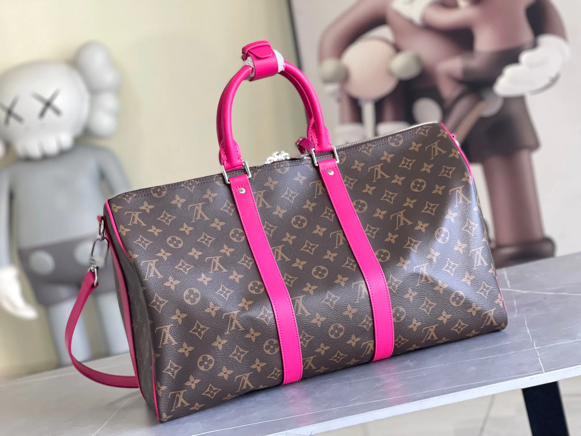 💰1100 Top Original M13807 Rose Red.13808 Red This Keepall Bandoulière 45 travel bag is made of Monogram Giant coated canvas with Monogram Reverse trim, paying tribute to the brand's iconic pattern. Luxurious fabric lining with zippered interior pocket, removable and adjustable leather shoulder strap and top handle allow for a variety of carrying options. Size: 45x27x20cm