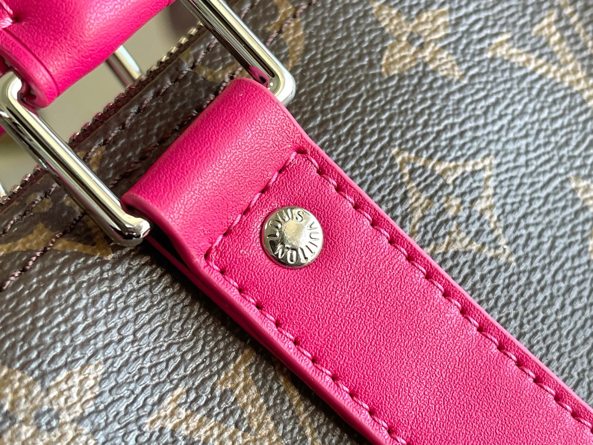 💰1100 Top Original M13807 Rose Red.13808 Red This Keepall Bandoulière 45 travel bag is made of Monogram Giant coated canvas with Monogram Reverse trim, paying tribute to the brand's iconic pattern. Luxurious fabric lining with zippered interior pocket, removable and adjustable leather shoulder strap and top handle allow for a variety of carrying options. Size: 45x27x20cm