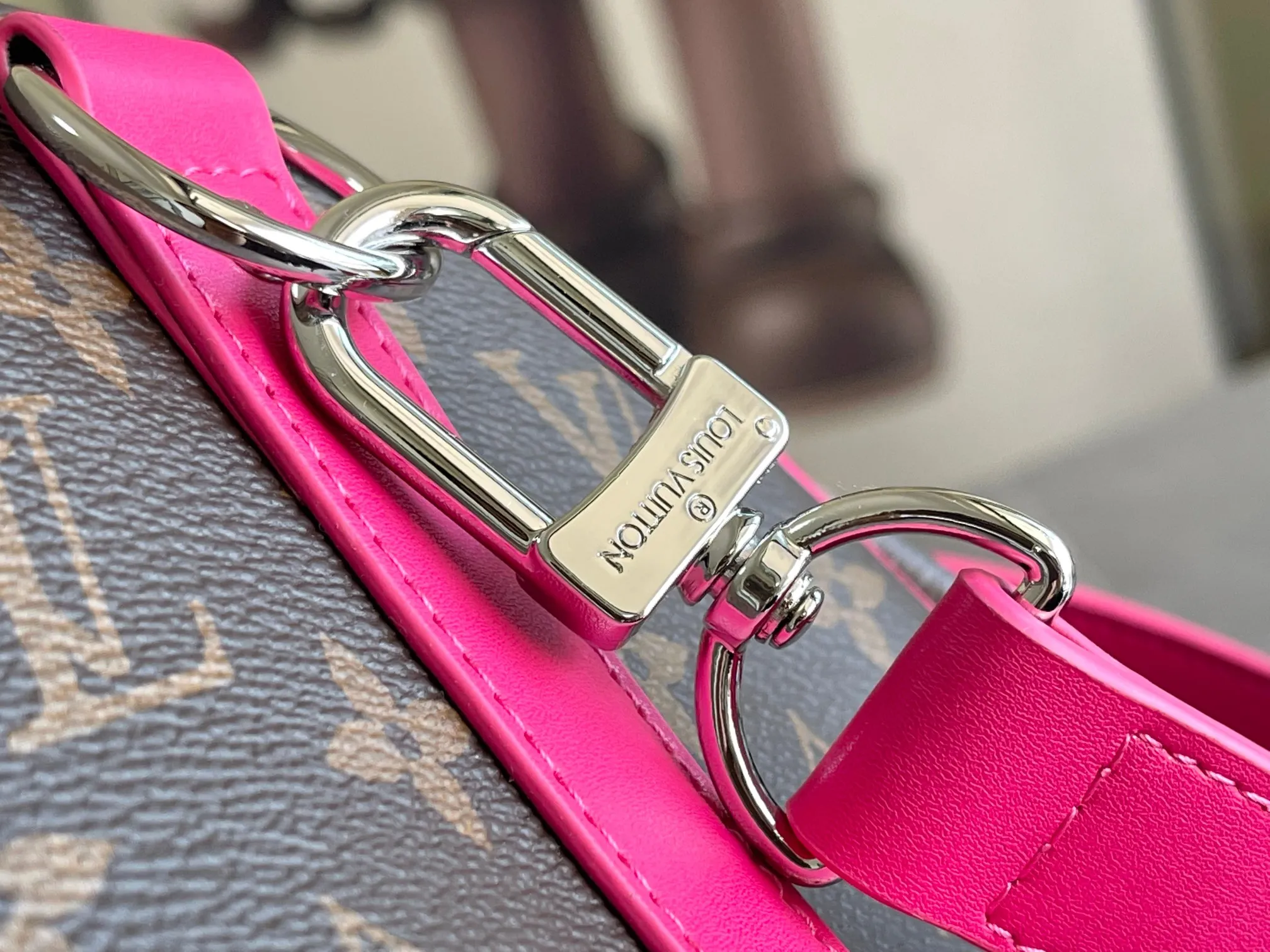 💰1100 Top Original M13807 Rose Red.13808 Red This Keepall Bandoulière 45 travel bag is made of Monogram Giant coated canvas with Monogram Reverse trim, paying tribute to the brand's iconic pattern. Luxurious fabric lining with zippered interior pocket, removable and adjustable leather shoulder strap and top handle allow for a variety of carrying options. Size: 45x27x20cm