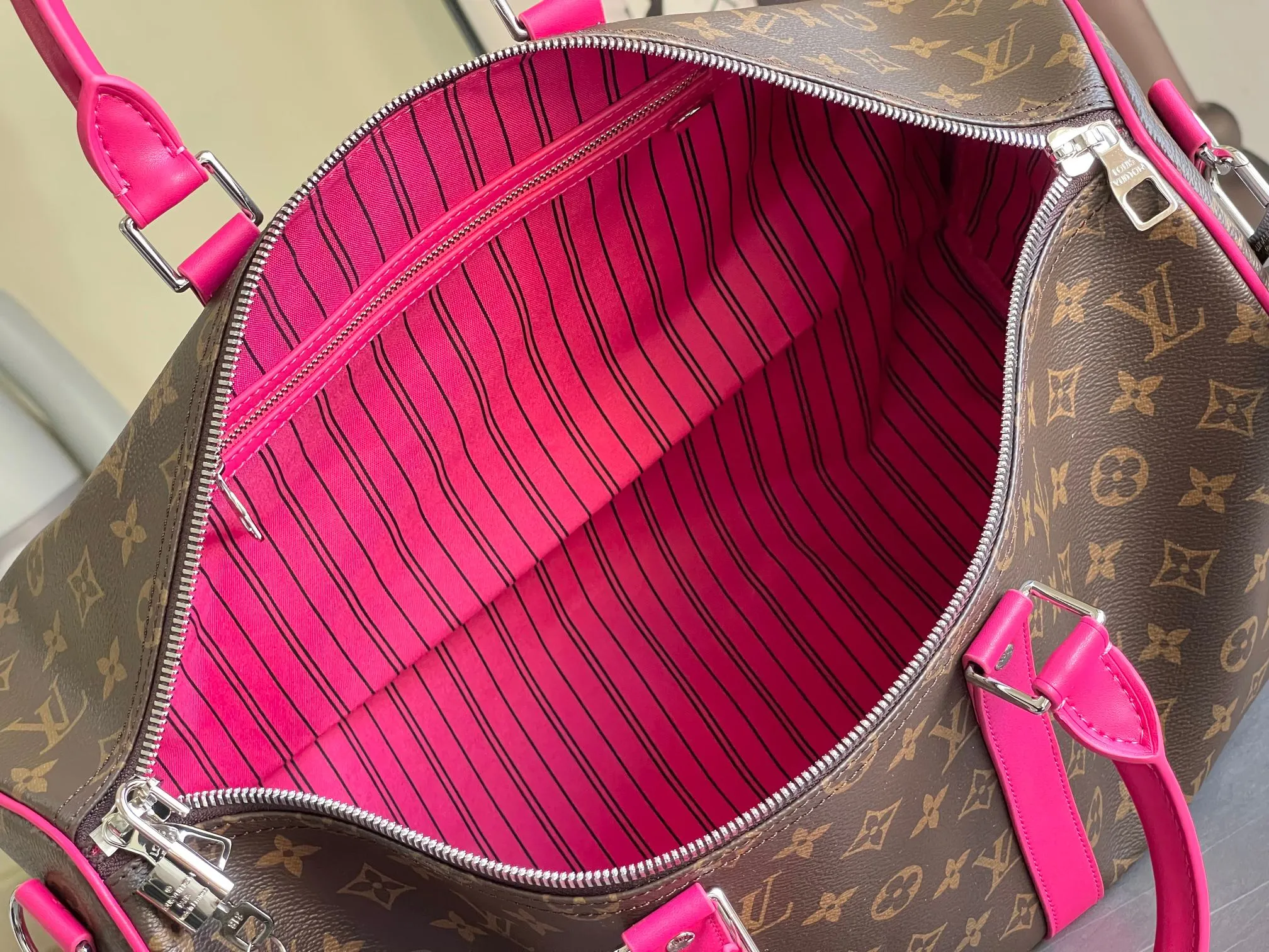💰1100 Top Original M13807 Rose Red.13808 Red This Keepall Bandoulière 45 travel bag is made of Monogram Giant coated canvas with Monogram Reverse trim, paying tribute to the brand's iconic pattern. Luxurious fabric lining with zippered interior pocket, removable and adjustable leather shoulder strap and top handle allow for a variety of carrying options. Size: 45x27x20cm