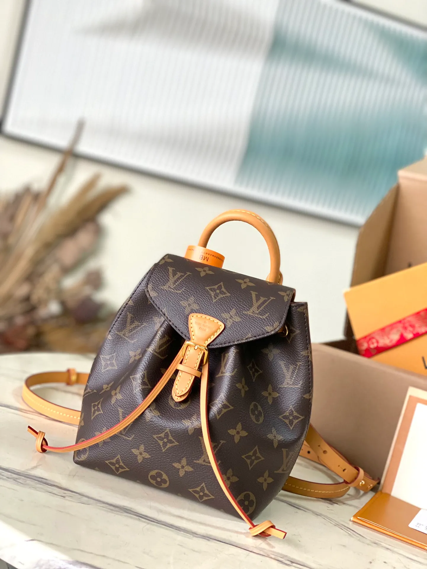 💰840 The top original order M45502 supports counter inspection. The photo taken of duty-free goods is consistent with the product and has not been unpacked. This product is an exclusive duty-free product in the market and is the highest-end product. Inspection is supported. This product has passed strict inspection and is flawless. Please wear gloves when touching the product. This product is not returnable or exchangeable. Please confirm the product first and then remove the label on the handle. This product is temporarily not open to the public, only regular customers, and is in short supply. Dimensions: 17 x 20 x 10.5 cm
