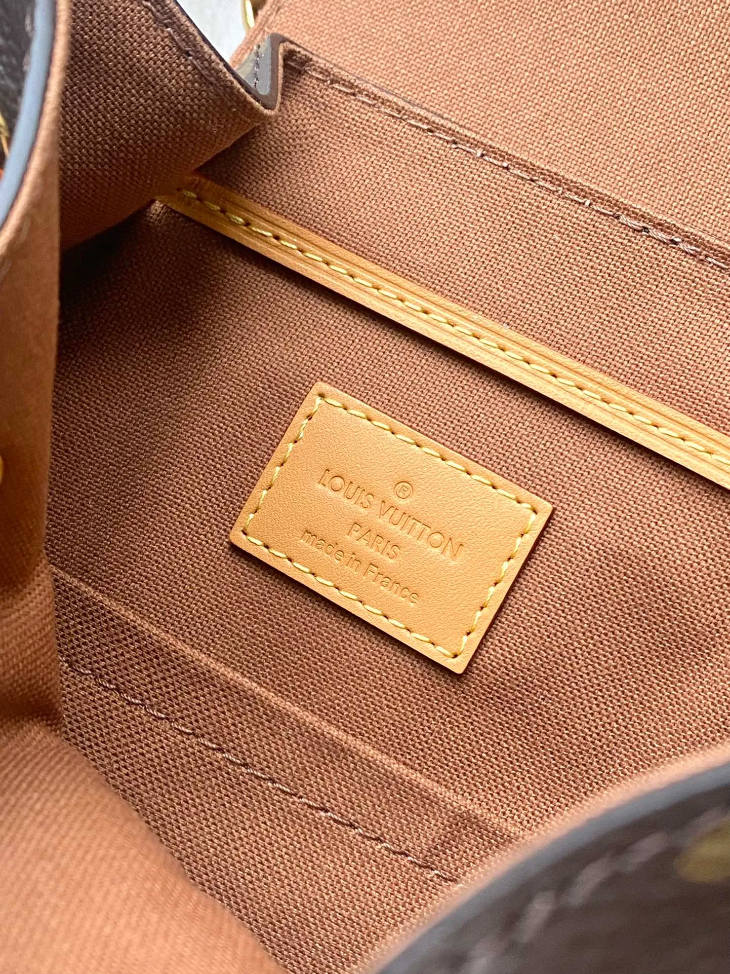 💰840 The top original order M45502 supports counter inspection. The photo taken of duty-free goods is consistent with the product and has not been unpacked. This product is an exclusive duty-free product in the market and is the highest-end product. Inspection is supported. This product has passed strict inspection and is flawless. Please wear gloves when touching the product. This product is not returnable or exchangeable. Please confirm the product first and then remove the label on the handle. This product is temporarily not open to the public, only regular customers, and is in short supply. Dimensions: 17 x 20 x 10.5 cm