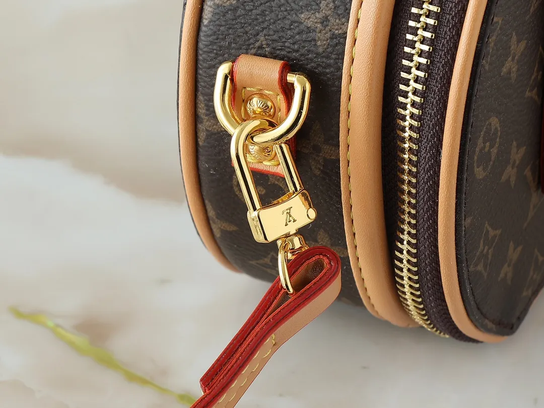 💰240💰Upgraded from original M83575 M83614 This Mini Boîte Chapeau handbag is made of Monogram canvas to create a classic configuration, with a leather nameplate and Malletage quilted lining to highlight the brand heritage. The large accordion compartment opens with a zipper and the detachable shoulder strap makes it suitable for carrying by hand, shoulder or as a waist bag. Dimensions: 13.0 x 12.0 x 6.5 cm (length x height x width)