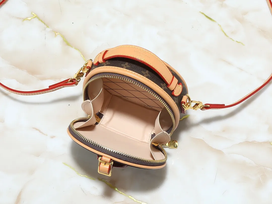 💰240💰Upgraded from original M83575 M83614 This Mini Boîte Chapeau handbag is made of Monogram canvas to create a classic configuration, with a leather nameplate and Malletage quilted lining to highlight the brand heritage. The large accordion compartment opens with a zipper and the detachable shoulder strap makes it suitable for carrying by hand, shoulder or as a waist bag. Dimensions: 13.0 x 12.0 x 6.5 cm (length x height x width)