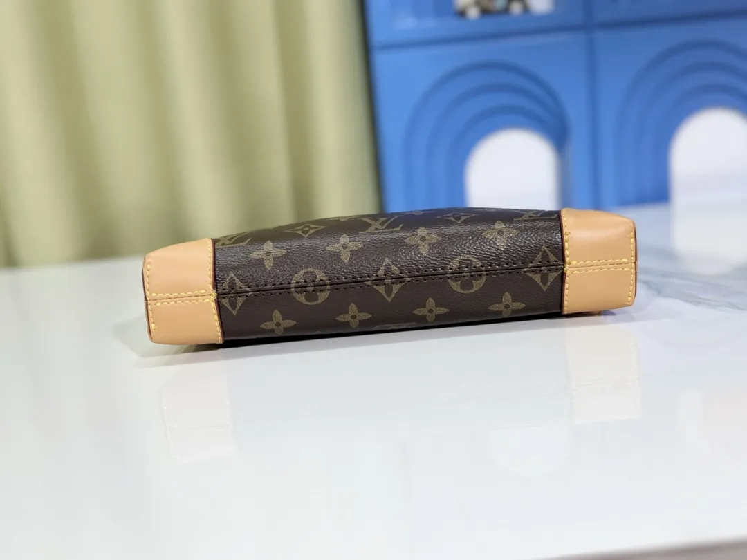 P200💰Upgraded from the original M12174, this Pochette Sèvres is part of the LV Ski Collection and is ready to shine in a “shiny” gun metal tone. It's crafted from signature Monogram Empreinte leather with pale gold hardware for an elegant contrast. The double zip closure features two pendants, one depicting an LV ring and the other displaying a crystal-embellished Monogram flower. Think of it as the perfect après-ski bag. Dimensions: 25 x 13 x 5 cm (length x height x width)