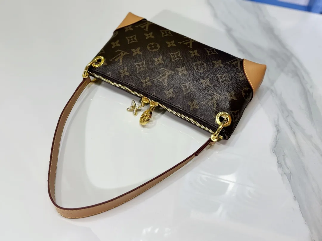 P200💰Upgraded from the original M12174, this Pochette Sèvres is part of the LV Ski Collection and is ready to shine in a “shiny” gun metal tone. It's crafted from signature Monogram Empreinte leather with pale gold hardware for an elegant contrast. The double zip closure features two pendants, one depicting an LV ring and the other displaying a crystal-embellished Monogram flower. Think of it as the perfect après-ski bag. Dimensions: 25 x 13 x 5 cm (length x height x width)