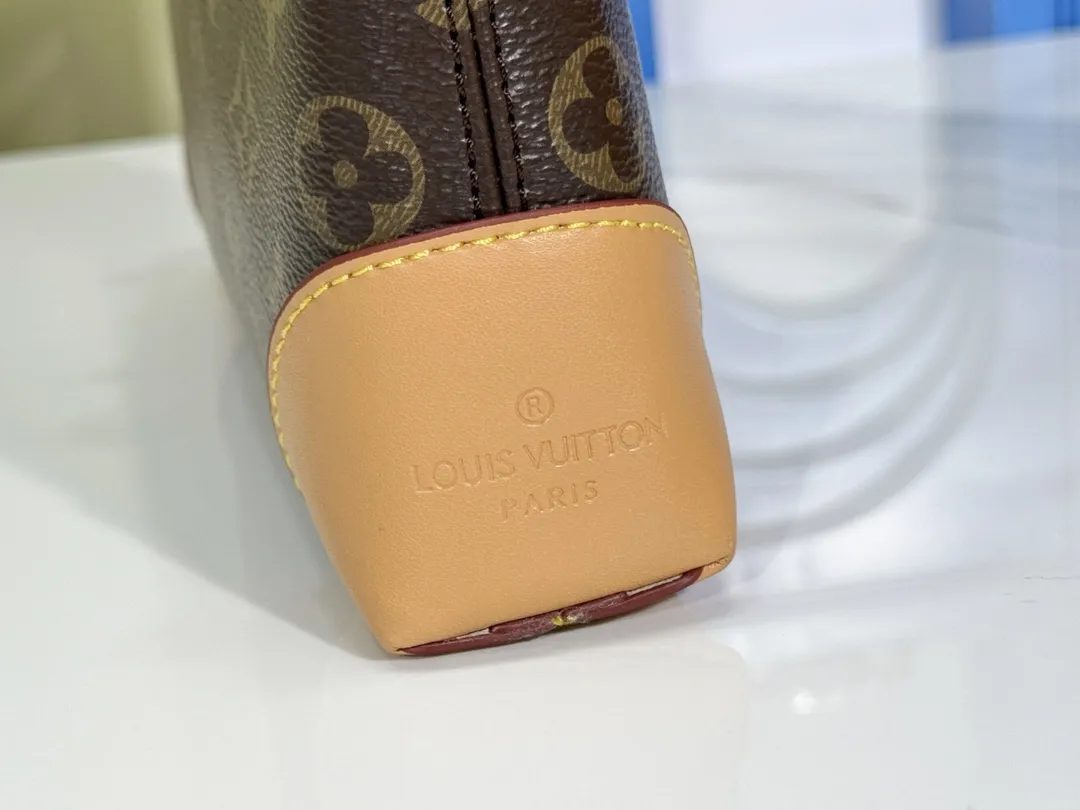 P200💰Upgraded from the original M12174, this Pochette Sèvres is part of the LV Ski Collection and is ready to shine in a “shiny” gun metal tone. It's crafted from signature Monogram Empreinte leather with pale gold hardware for an elegant contrast. The double zip closure features two pendants, one depicting an LV ring and the other displaying a crystal-embellished Monogram flower. Think of it as the perfect après-ski bag. Dimensions: 25 x 13 x 5 cm (length x height x width)