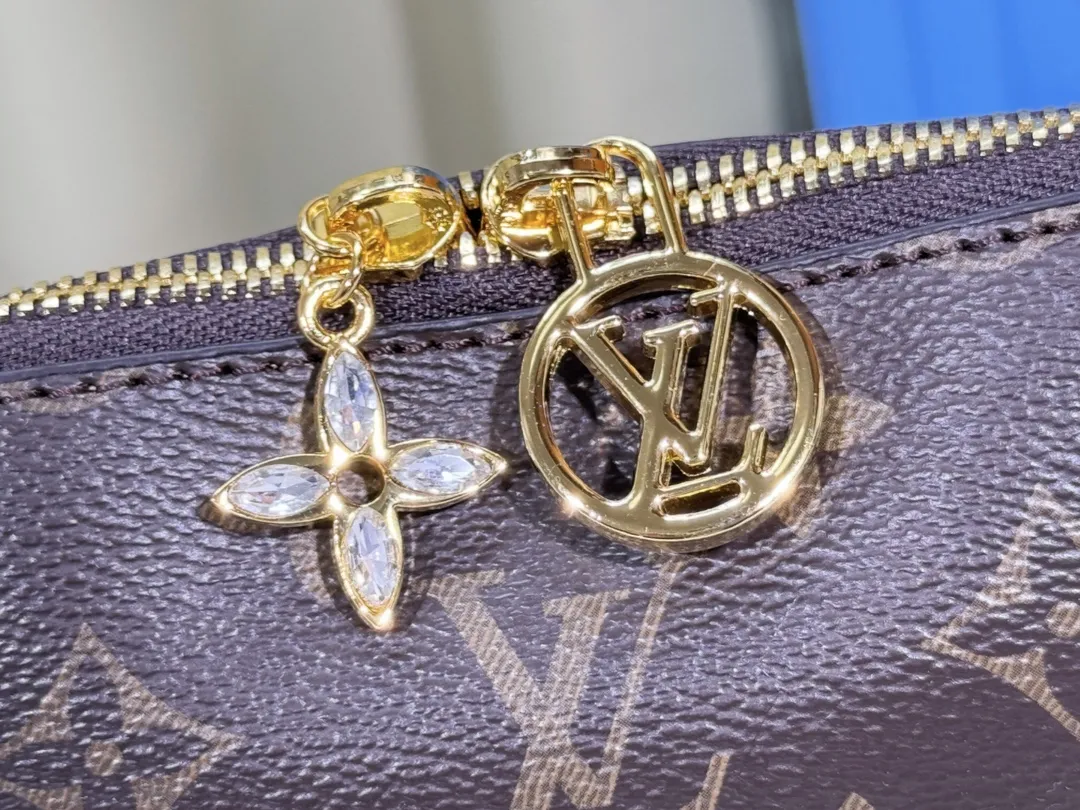 P200💰Upgraded from the original M12174, this Pochette Sèvres is part of the LV Ski Collection and is ready to shine in a “shiny” gun metal tone. It's crafted from signature Monogram Empreinte leather with pale gold hardware for an elegant contrast. The double zip closure features two pendants, one depicting an LV ring and the other displaying a crystal-embellished Monogram flower. Think of it as the perfect après-ski bag. Dimensions: 25 x 13 x 5 cm (length x height x width)