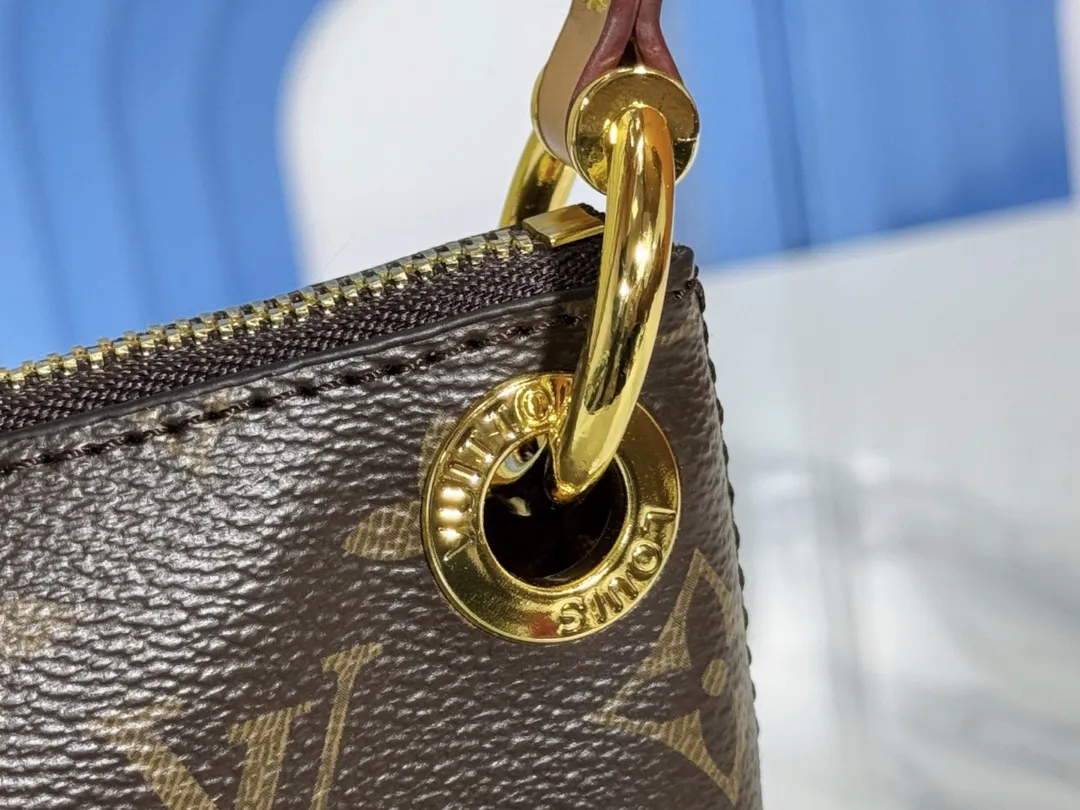 P200💰Upgraded from the original M12174, this Pochette Sèvres is part of the LV Ski Collection and is ready to shine in a “shiny” gun metal tone. It's crafted from signature Monogram Empreinte leather with pale gold hardware for an elegant contrast. The double zip closure features two pendants, one depicting an LV ring and the other displaying a crystal-embellished Monogram flower. Think of it as the perfect après-ski bag. Dimensions: 25 x 13 x 5 cm (length x height x width)