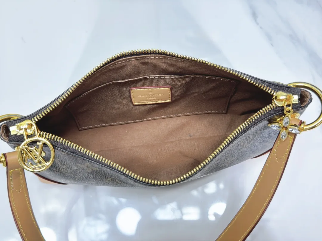 P200💰Upgraded from the original M12174, this Pochette Sèvres is part of the LV Ski Collection and is ready to shine in a “shiny” gun metal tone. It's crafted from signature Monogram Empreinte leather with pale gold hardware for an elegant contrast. The double zip closure features two pendants, one depicting an LV ring and the other displaying a crystal-embellished Monogram flower. Think of it as the perfect après-ski bag. Dimensions: 25 x 13 x 5 cm (length x height x width)