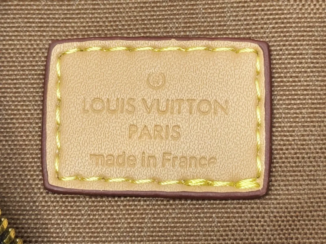 P200💰Upgraded from the original M12174, this Pochette Sèvres is part of the LV Ski Collection and is ready to shine in a “shiny” gun metal tone. It's crafted from signature Monogram Empreinte leather with pale gold hardware for an elegant contrast. The double zip closure features two pendants, one depicting an LV ring and the other displaying a crystal-embellished Monogram flower. Think of it as the perfect après-ski bag. Dimensions: 25 x 13 x 5 cm (length x height x width)