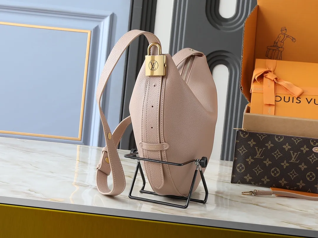 💰280💰Upgraded from the original M14417 M14642 M14635 Louis Vuitton launches the Low Key Cookie medium handbag, highlighting the brand's heritage and exquisite craftsmanship with its elegant design. The soft cow leather will develop a unique color over time, and the distressed metal padlock and removable Monogram storage bag are rich details, allowing you to switch to multiple carrying methods at will. Dimensions: 32.0 x 26.0 x 5.0 cm (length x height x width)