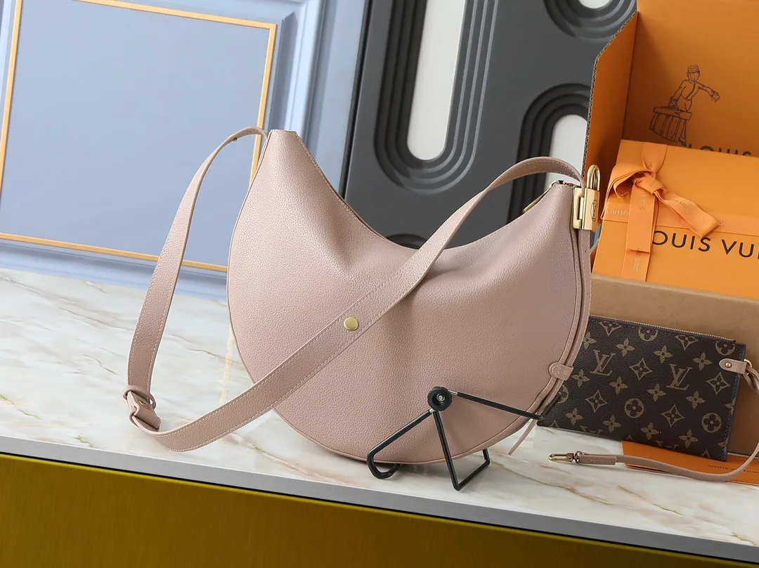 💰280💰Upgraded from the original M14417 M14642 M14635 Louis Vuitton launches the Low Key Cookie medium handbag, highlighting the brand's heritage and exquisite craftsmanship with its elegant design. The soft cow leather will develop a unique color over time, and the distressed metal padlock and removable Monogram storage bag are rich details, allowing you to switch to multiple carrying methods at will. Dimensions: 32.0 x 26.0 x 5.0 cm (length x height x width)