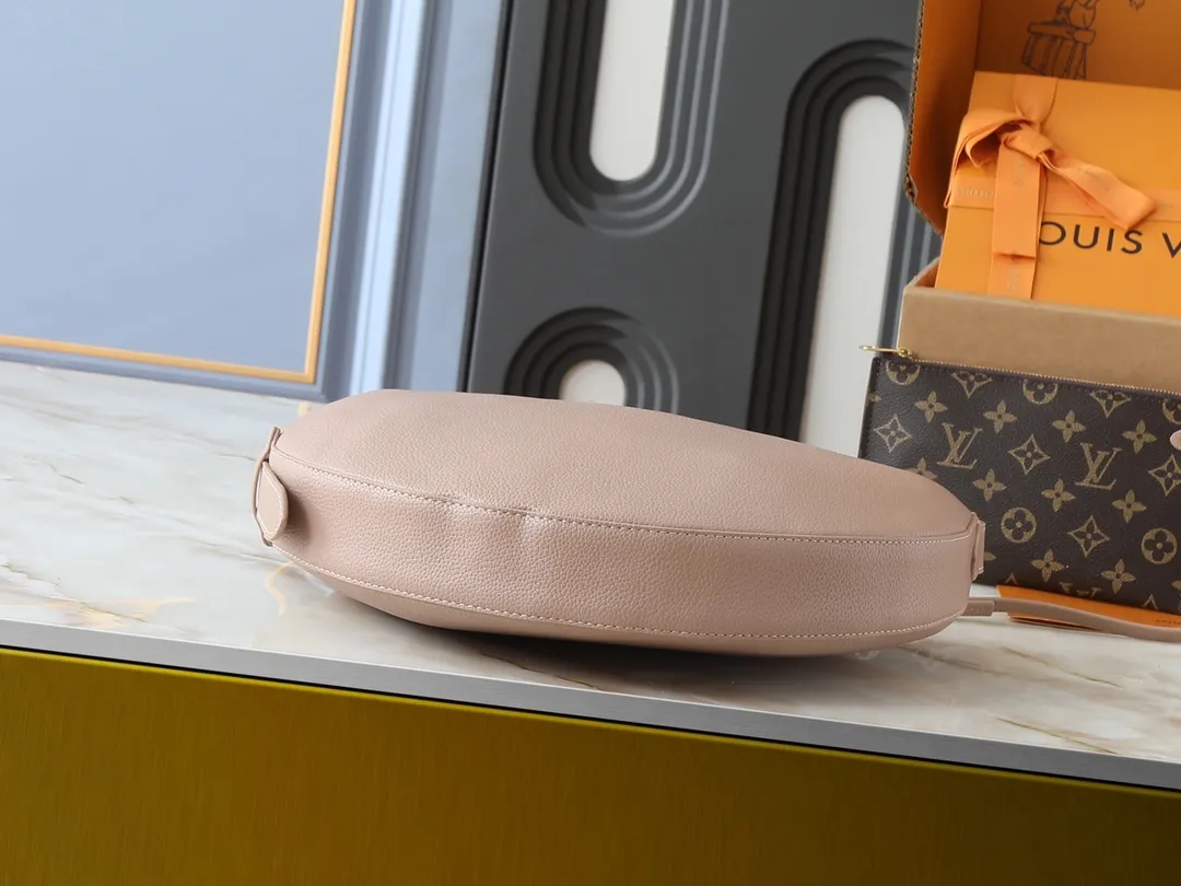 💰280💰Upgraded from the original M14417 M14642 M14635 Louis Vuitton launches the Low Key Cookie medium handbag, highlighting the brand's heritage and exquisite craftsmanship with its elegant design. The soft cow leather will develop a unique color over time, and the distressed metal padlock and removable Monogram storage bag are rich details, allowing you to switch to multiple carrying methods at will. Dimensions: 32.0 x 26.0 x 5.0 cm (length x height x width)