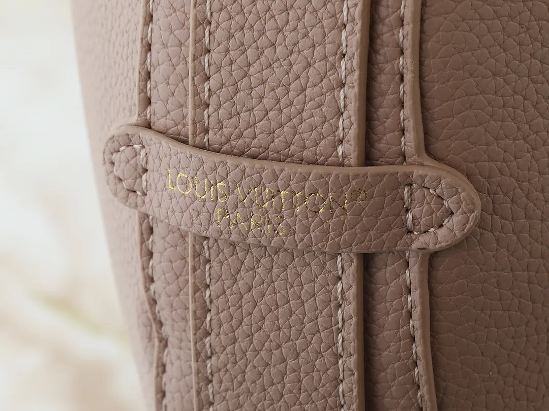 💰280💰Upgraded from the original M14417 M14642 M14635 Louis Vuitton launches the Low Key Cookie medium handbag, highlighting the brand's heritage and exquisite craftsmanship with its elegant design. The soft cow leather will develop a unique color over time, and the distressed metal padlock and removable Monogram storage bag are rich details, allowing you to switch to multiple carrying methods at will. Dimensions: 32.0 x 26.0 x 5.0 cm (length x height x width)