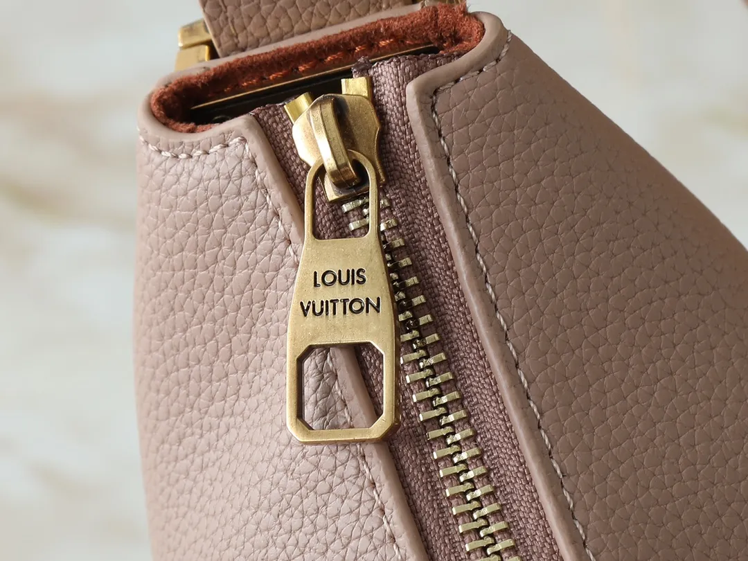 💰280💰Upgraded from the original M14417 M14642 M14635 Louis Vuitton launches the Low Key Cookie medium handbag, highlighting the brand's heritage and exquisite craftsmanship with its elegant design. The soft cow leather will develop a unique color over time, and the distressed metal padlock and removable Monogram storage bag are rich details, allowing you to switch to multiple carrying methods at will. Dimensions: 32.0 x 26.0 x 5.0 cm (length x height x width)