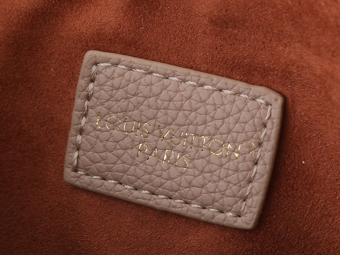 💰280💰Upgraded from the original M14417 M14642 M14635 Louis Vuitton launches the Low Key Cookie medium handbag, highlighting the brand's heritage and exquisite craftsmanship with its elegant design. The soft cow leather will develop a unique color over time, and the distressed metal padlock and removable Monogram storage bag are rich details, allowing you to switch to multiple carrying methods at will. Dimensions: 32.0 x 26.0 x 5.0 cm (length x height x width)