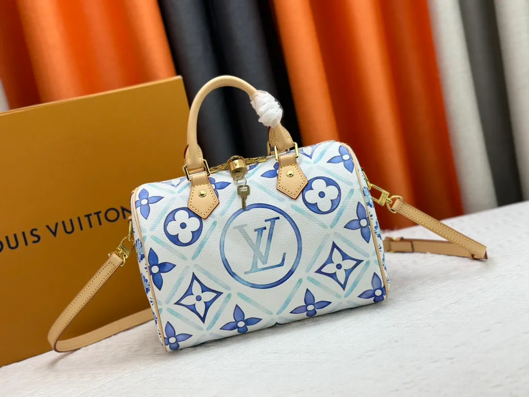 P280 M11264 This Speedy Bandoulière 25 handbag draws inspiration from the Speedy travel bag of the 1930s. It outlines the classic silhouette with Monogram Tiles canvas, giving it a fresh summer atmosphere. The print on the body and lining is reminiscent of Lisbon's beautiful tiles, and the LV Circle logo in the center adds to the brand's signature. 25.0 x 19.0 x 15.0 cm (L x H x W) • Monogram Tiles coated canvas • Cow leather trim • Printed fabric lining • Metal hardware • Double zip closure • Internal slip pocket • Padlock • Holds smartphone, keys, wallet, headphones and iPad Mini • Shoulder strap: removable, adjustable • Half-length strap: 46.5 cm • Half-length adjustable strap: 55.0 cm • Handle: Double handle