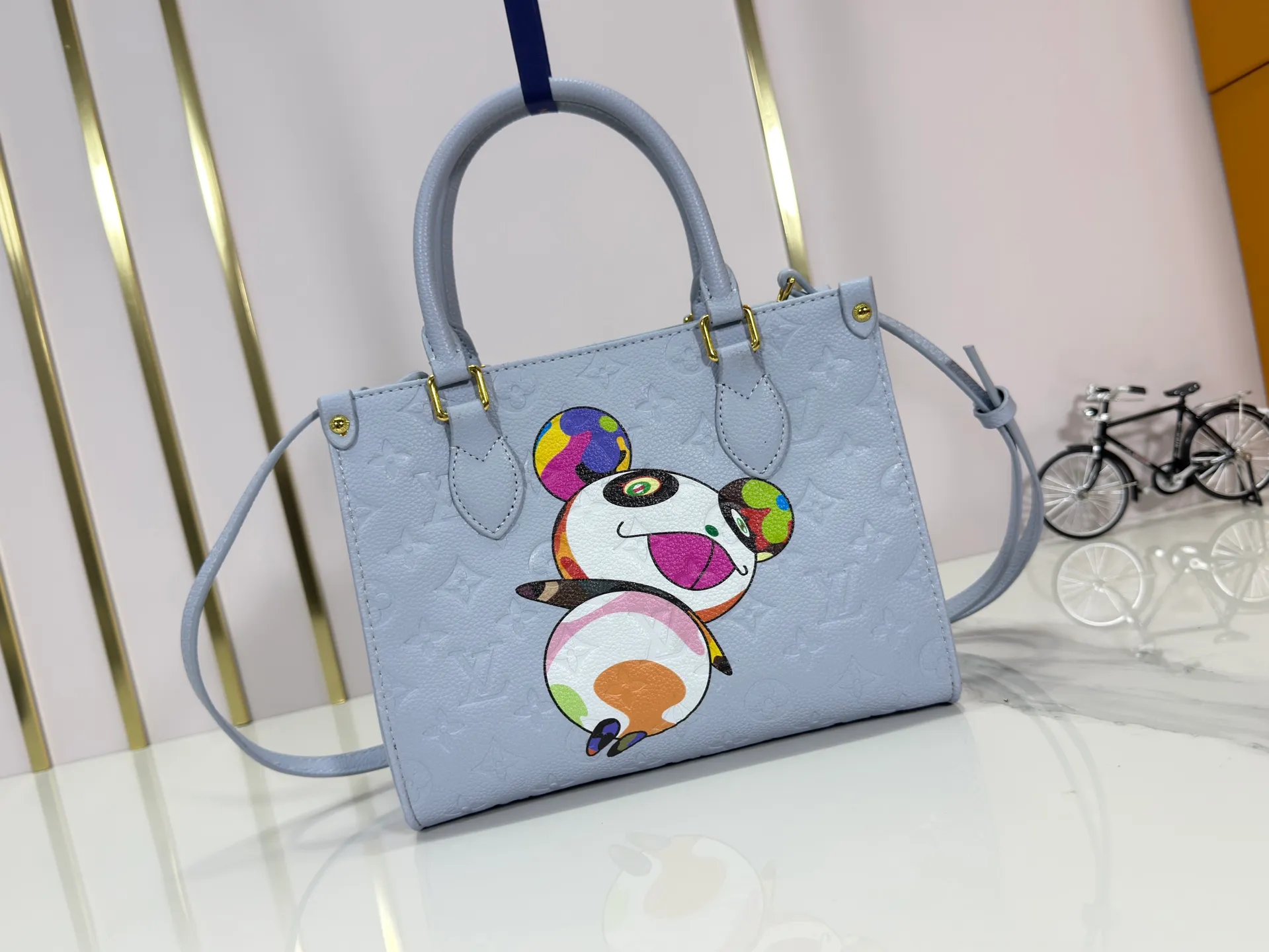 P240 upgraded original M13836 M45659 Louis Vuitton and Takashi Murakami launched a cross-border cooperation to reinterpret the classic OnTheGo small handbag with unconstrained ingenuity. Monogram Empreinte leather is dip-dyed in soft tones, and the sides of the bag feature Murakami's "super-flat" panda pattern, with Monogram flowers subtly blended into it. The metal parts add a touch of trendy style, and the detachable chain allows for a variety of carrying experiences. Dimensions: 25.0 x 19.0 x 11.5 cm (length x height x width)