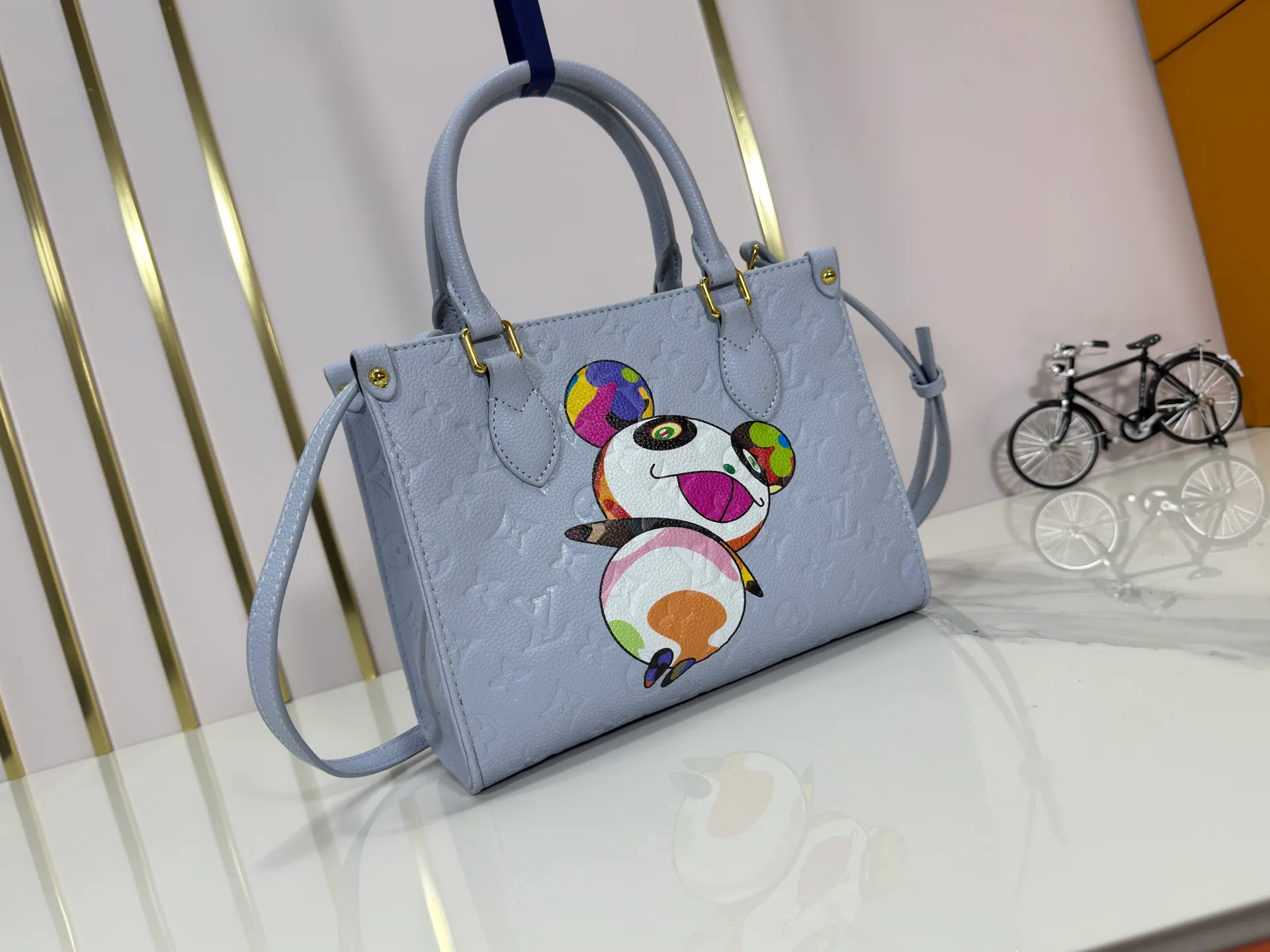 P240 upgraded original M13836 M45659 Louis Vuitton and Takashi Murakami launched a cross-border cooperation to reinterpret the classic OnTheGo small handbag with unconstrained ingenuity. Monogram Empreinte leather is dip-dyed in soft tones, and the sides of the bag feature Murakami's "super-flat" panda pattern, with Monogram flowers subtly blended into it. The metal parts add a touch of trendy style, and the detachable chain allows for a variety of carrying experiences. Dimensions: 25.0 x 19.0 x 11.5 cm (length x height x width)