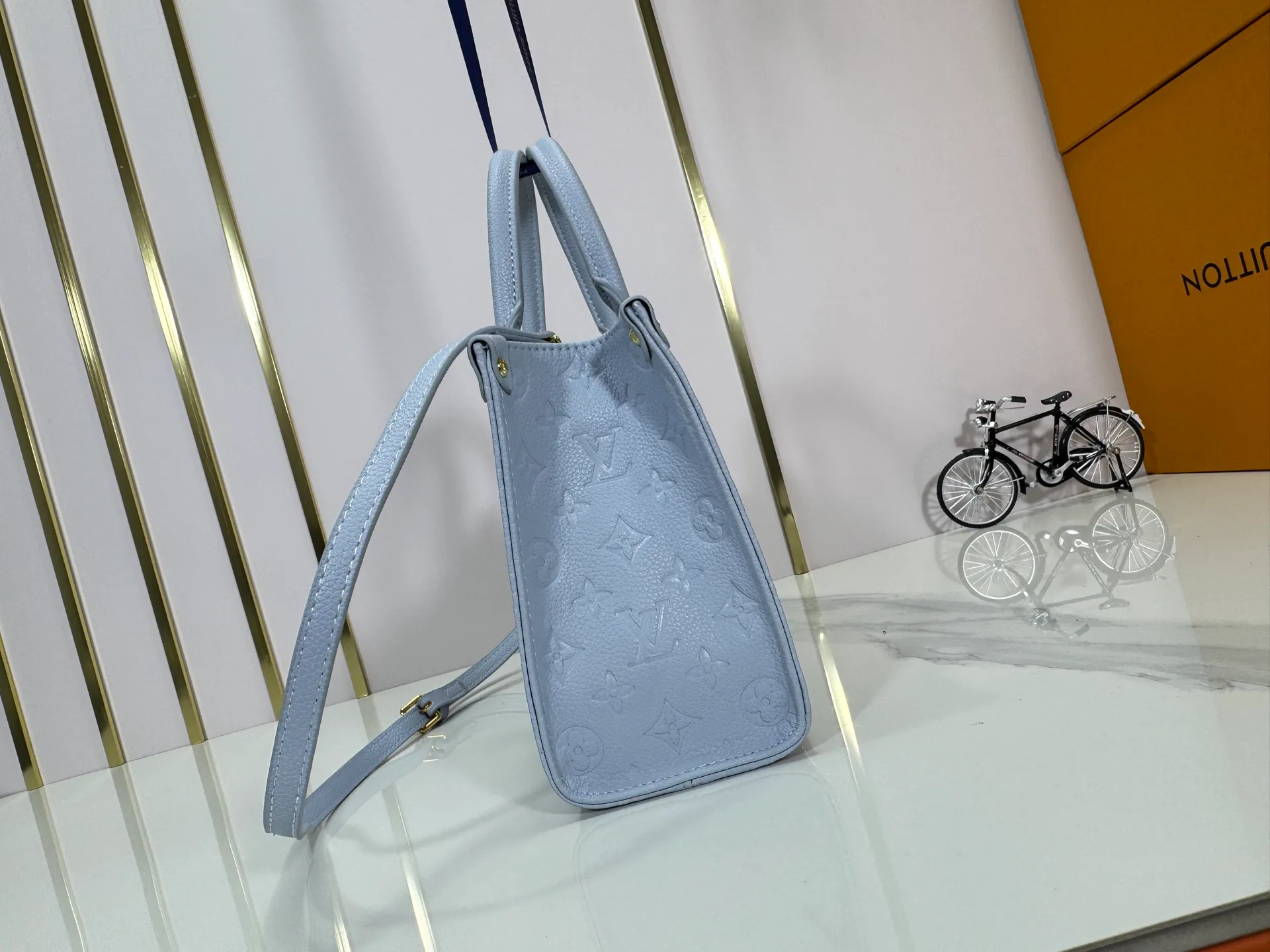 P240 upgraded original M13836 M45659 Louis Vuitton and Takashi Murakami launched a cross-border cooperation to reinterpret the classic OnTheGo small handbag with unconstrained ingenuity. Monogram Empreinte leather is dip-dyed in soft tones, and the sides of the bag feature Murakami's "super-flat" panda pattern, with Monogram flowers subtly blended into it. The metal parts add a touch of trendy style, and the detachable chain allows for a variety of carrying experiences. Dimensions: 25.0 x 19.0 x 11.5 cm (length x height x width)