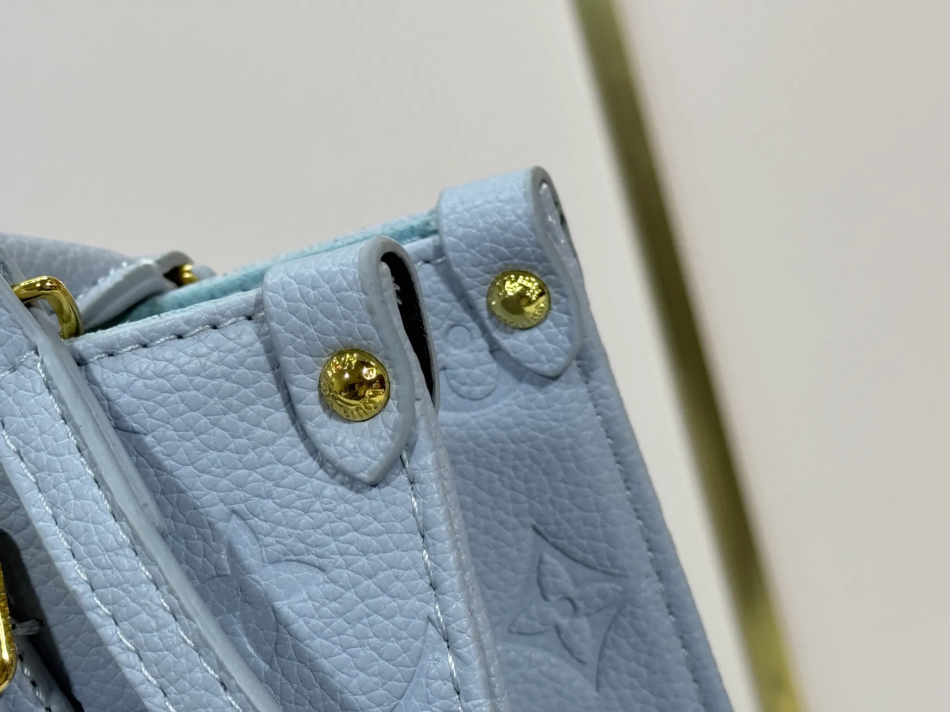 P240 upgraded original M13836 M45659 Louis Vuitton and Takashi Murakami launched a cross-border cooperation to reinterpret the classic OnTheGo small handbag with unconstrained ingenuity. Monogram Empreinte leather is dip-dyed in soft tones, and the sides of the bag feature Murakami's "super-flat" panda pattern, with Monogram flowers subtly blended into it. The metal parts add a touch of trendy style, and the detachable chain allows for a variety of carrying experiences. Dimensions: 25.0 x 19.0 x 11.5 cm (length x height x width)